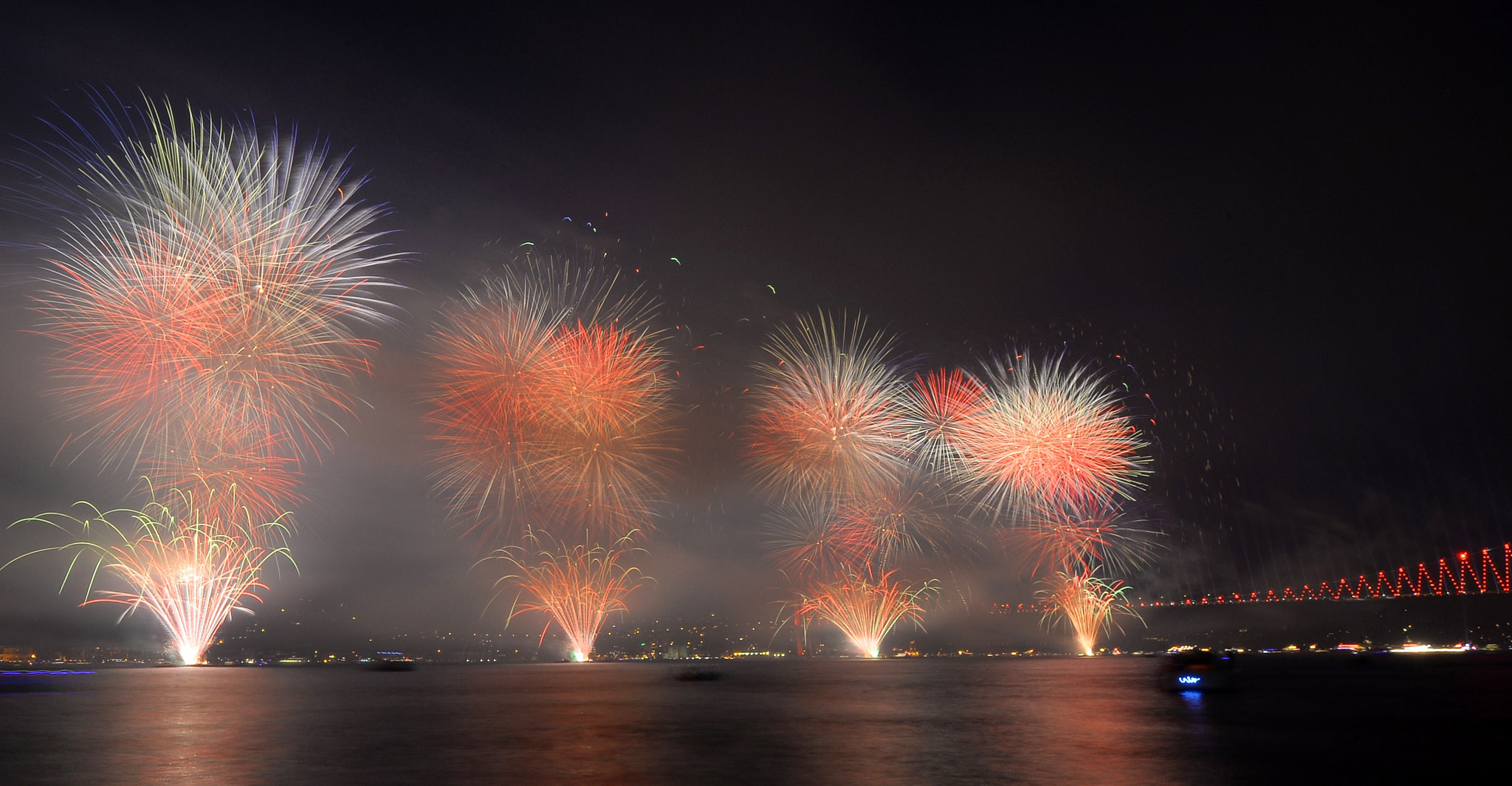 Nikon D4 + Nikon AF-S Nikkor 14-24mm F2.8G ED sample photo. Firework photography