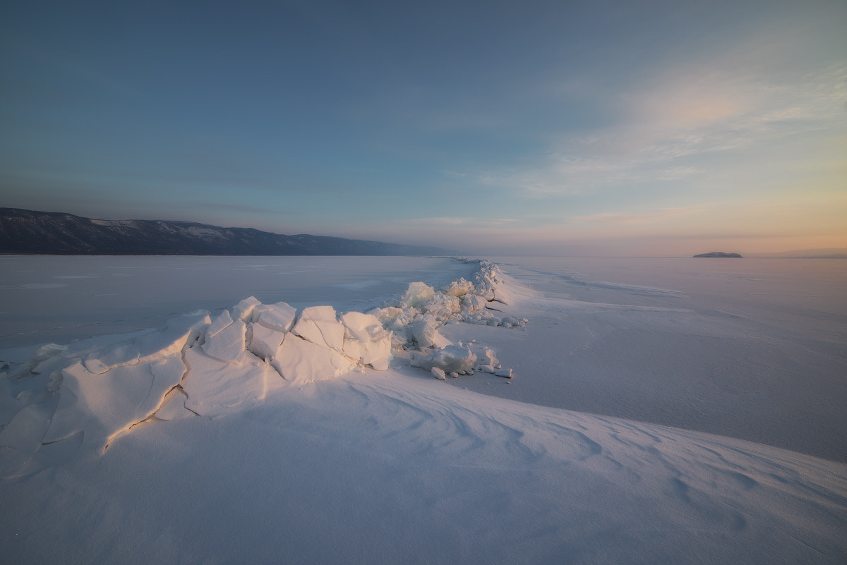 Samyang 14mm F2.8 ED AS IF UMC sample photo. A crack at dawn on lake baikal photography