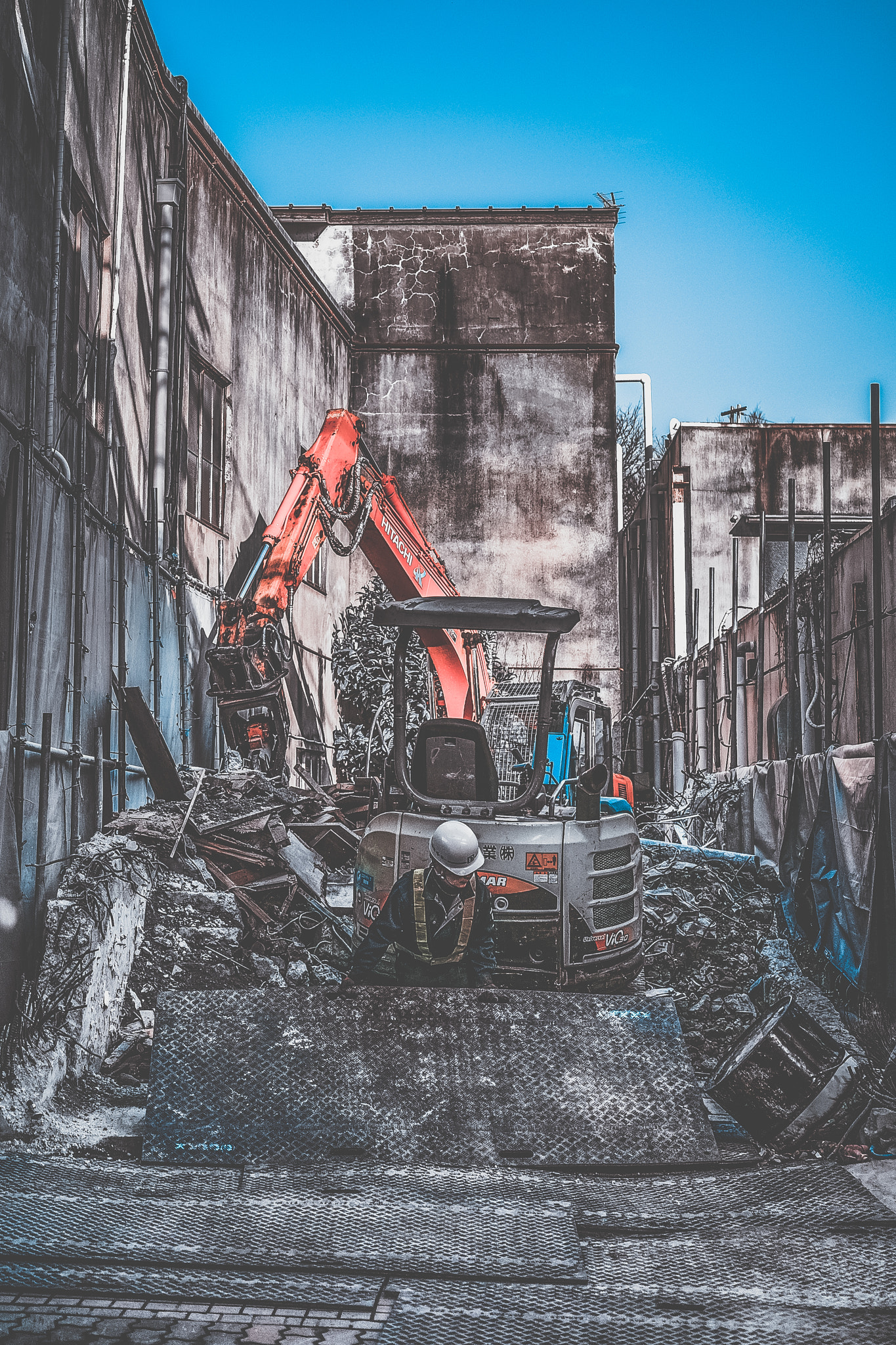 Sony a7 II + Sony Sonnar T* FE 35mm F2.8 ZA sample photo. Dismantling the building by oneself. photography