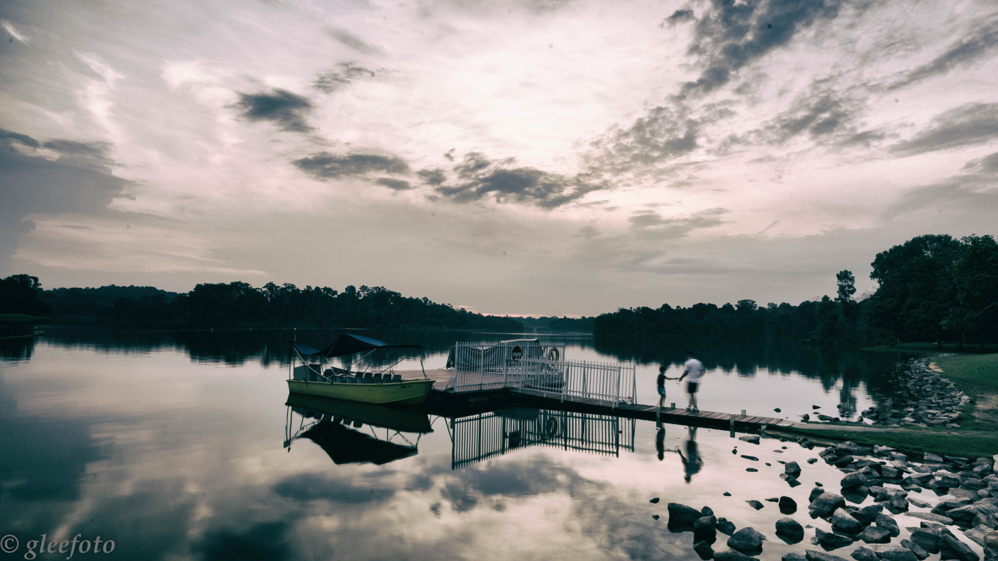 Sony a7R + Sony Vario-Tessar T* FE 16-35mm F4 ZA OSS sample photo. Sunset by the lake photography