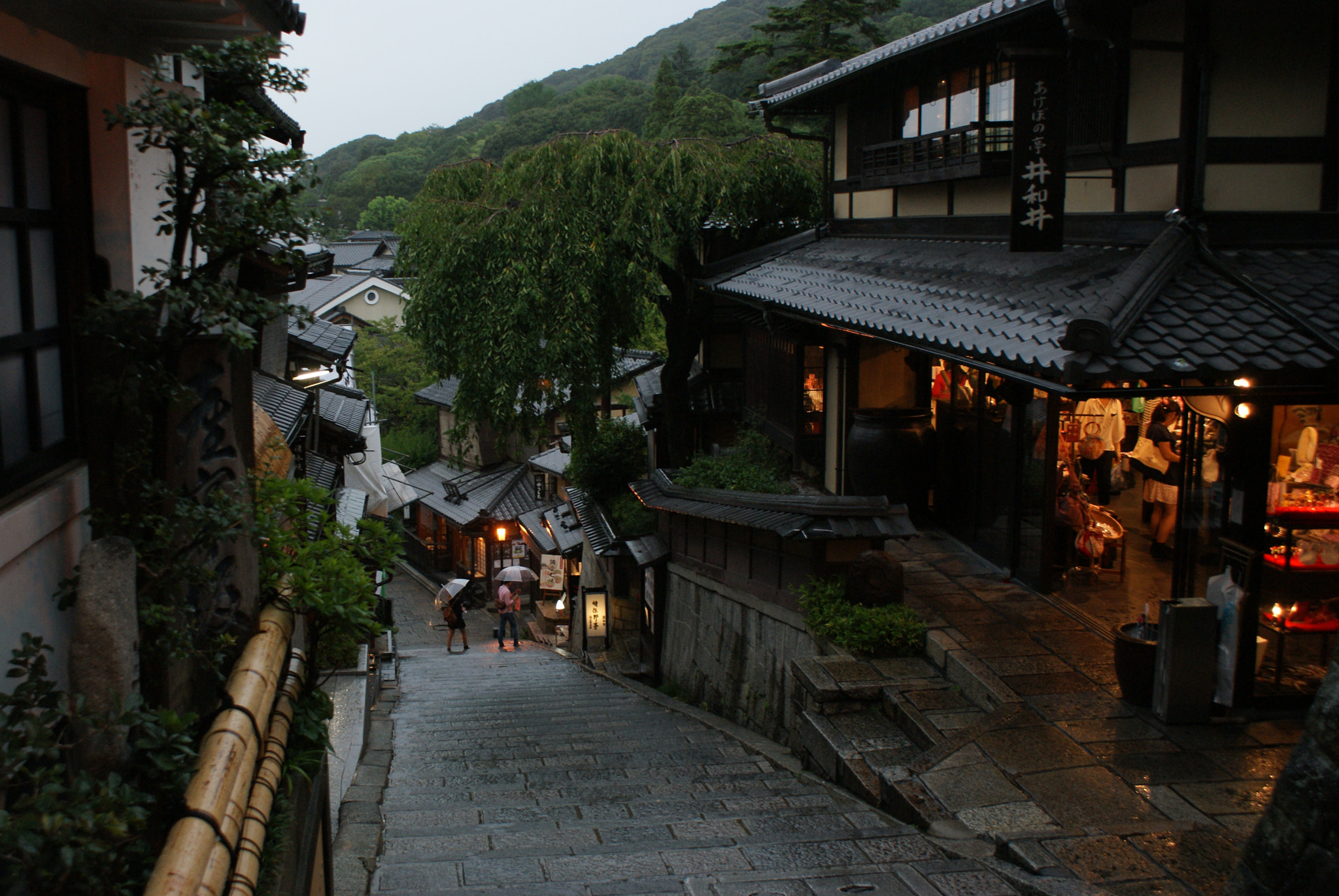 Sony Alpha DSLR-A300 sample photo. Kyoto evening photography