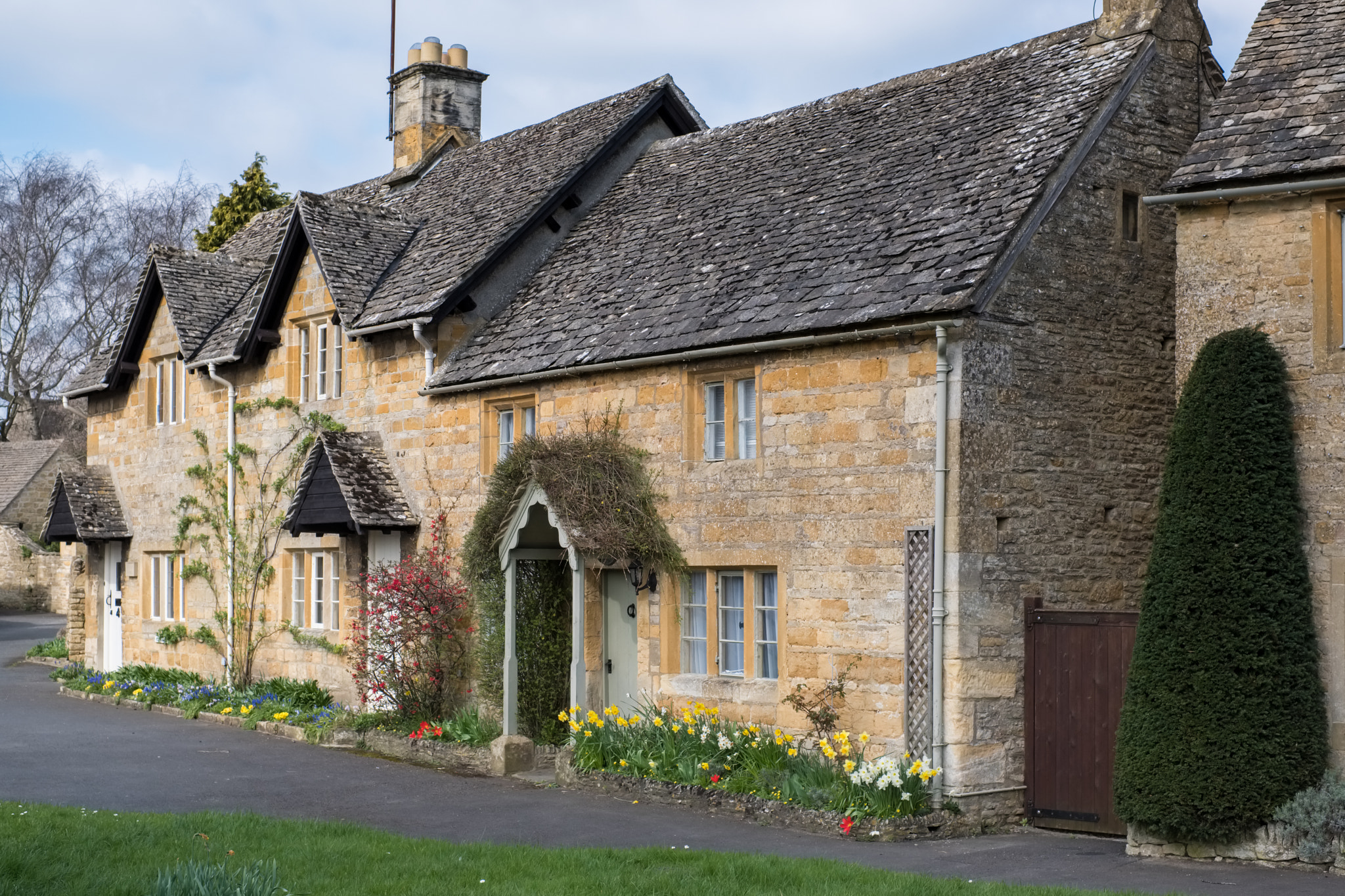Fujifilm X-T2 + Fujifilm XF 35mm F1.4 R sample photo. Scenic view of lower slaughter village in the cotswolds photography
