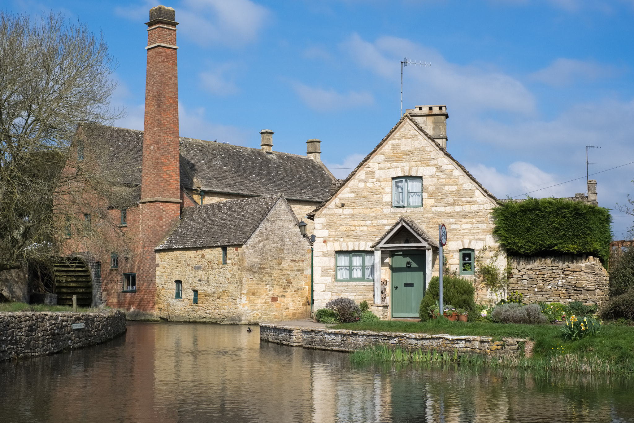 Fujifilm X-T2 + Fujifilm XF 35mm F1.4 R sample photo. Scenic view of lower slaughter village in the cotswolds photography