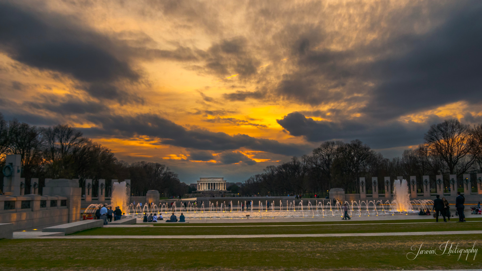 Panasonic Lumix G Vario 14-42mm F3.5-5.6 ASPH OIS sample photo. Sunset over the lincoln memorial . photography
