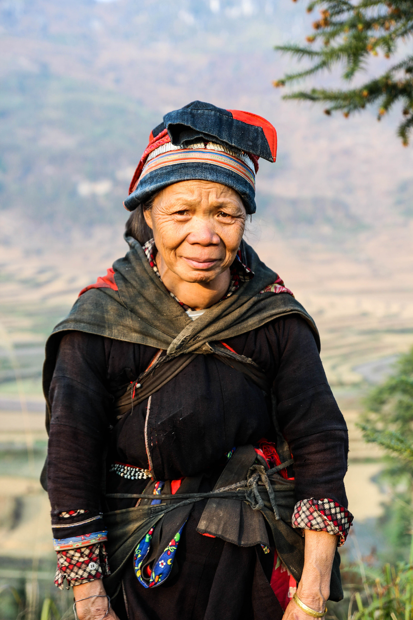 Canon EF-S 17-55mm F2.8 IS USM sample photo. Old hmong women photography