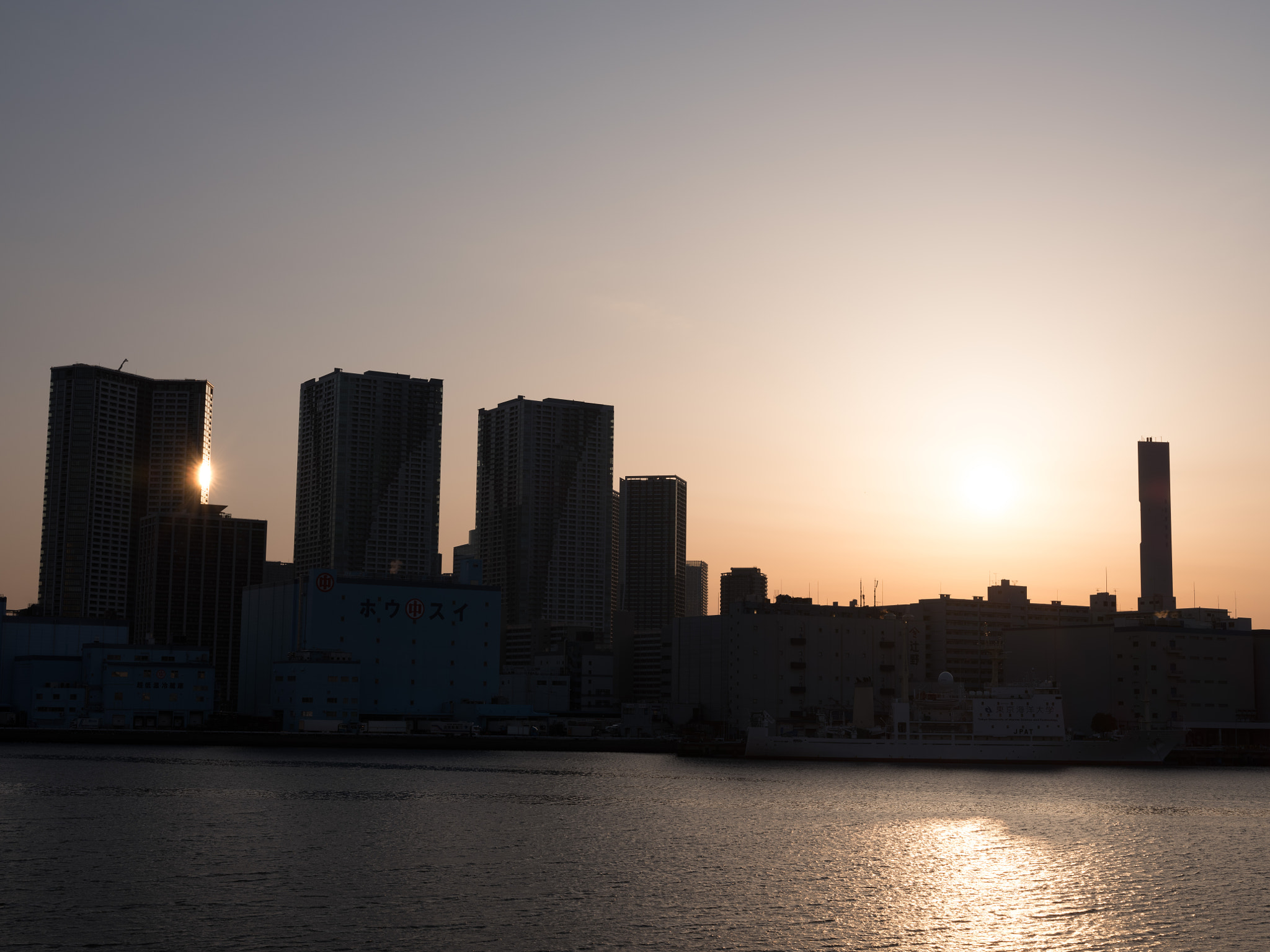 Fujifilm GFX 50S + Fujifilm GF 63mm F2.8 R WR sample photo. Tokyo sunrise photography