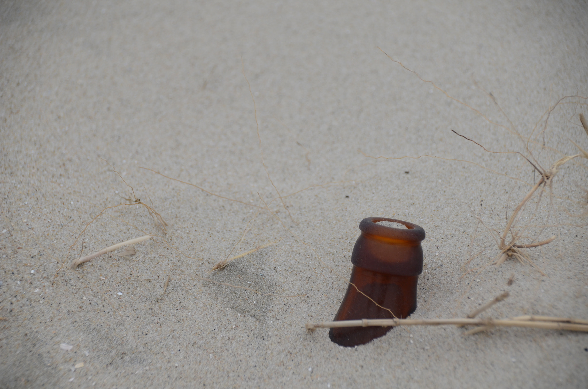 Nikon D7000 + Sigma 18-250mm F3.5-6.3 DC Macro OS HSM sample photo. Bottle at the beach, maybe its a letter? photography
