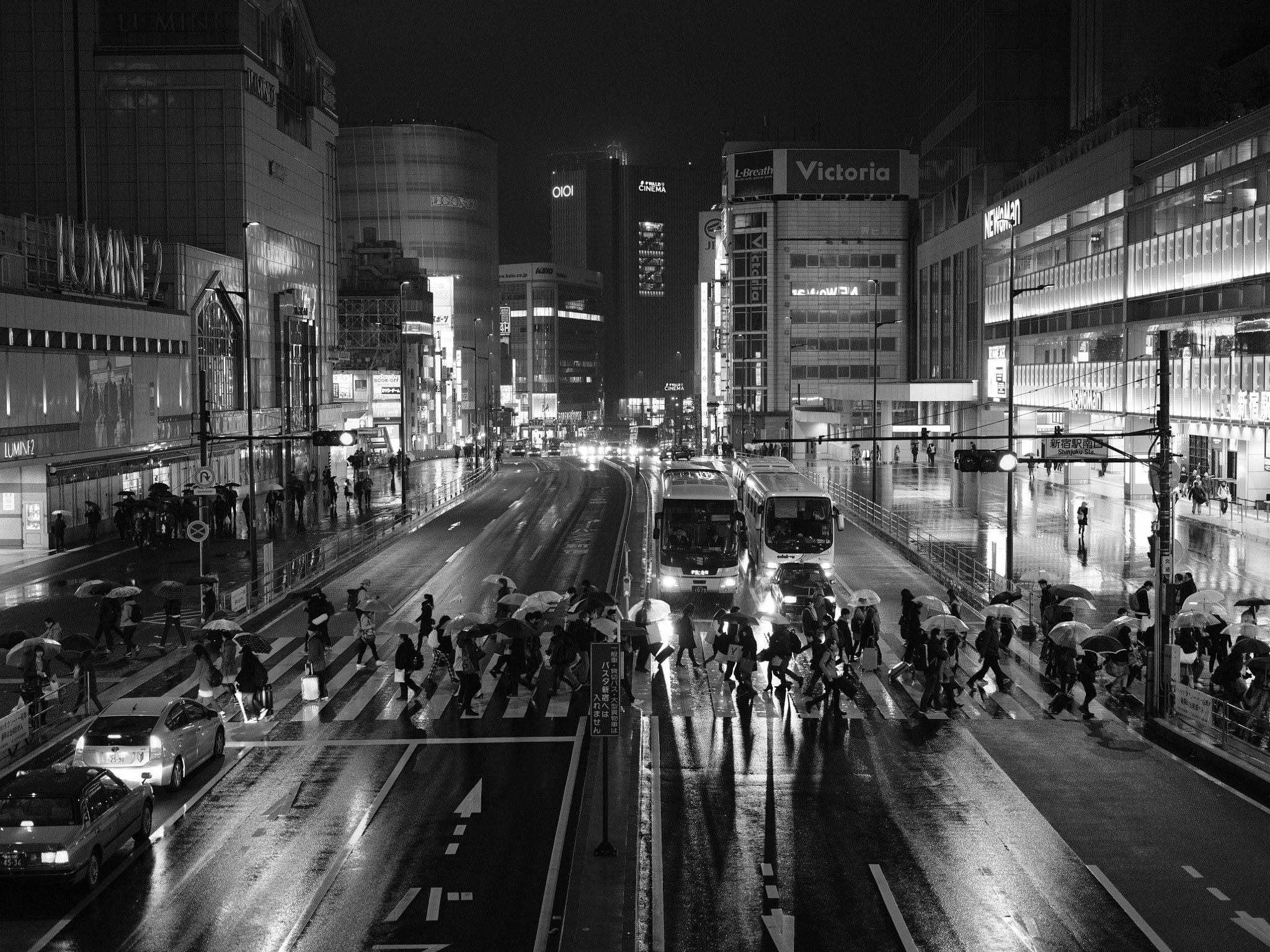Fujifilm GFX 50S + Fujifilm GF 63mm F2.8 R WR sample photo. Shinjuku rainy night photography