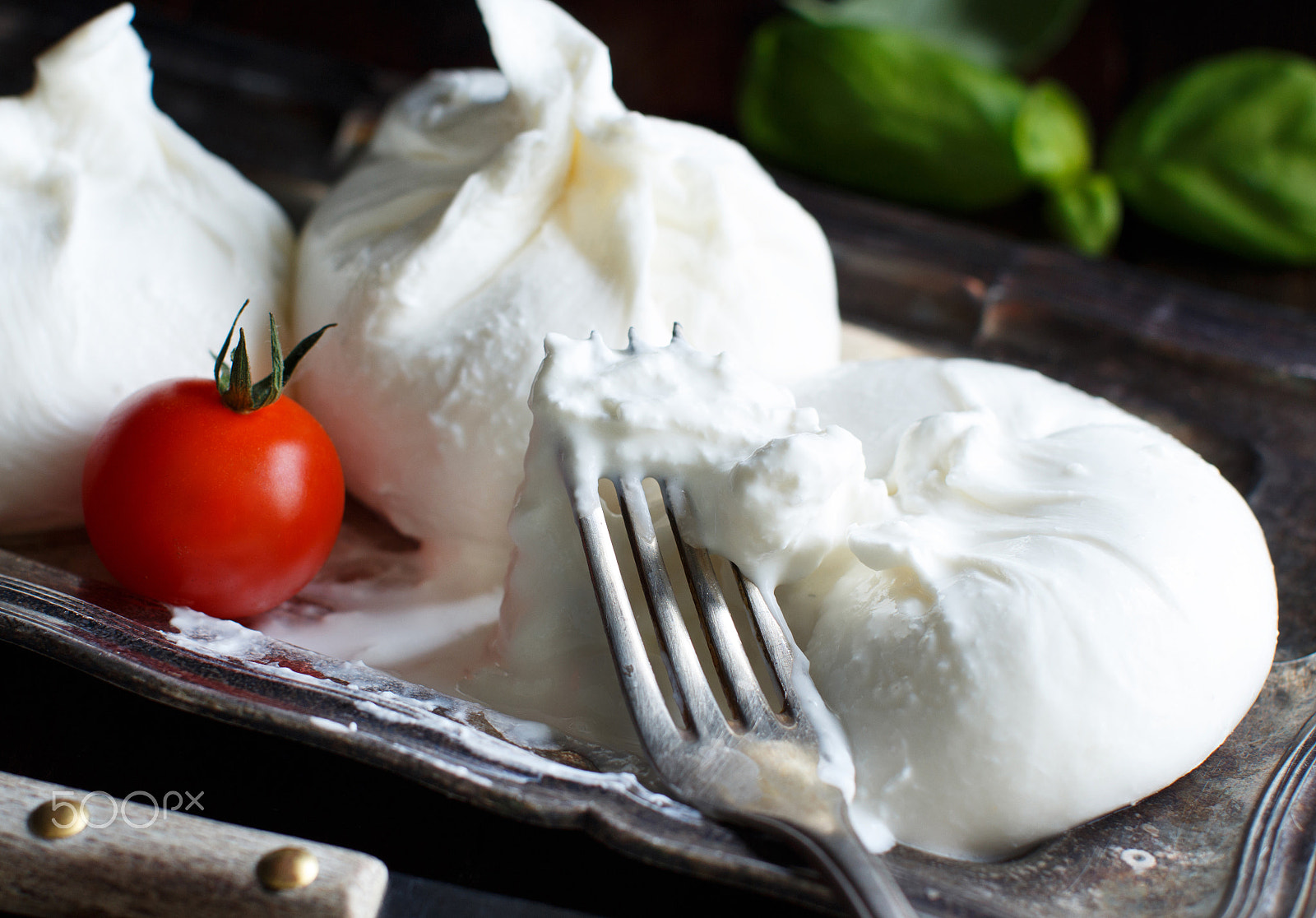 Canon EOS 650D (EOS Rebel T4i / EOS Kiss X6i) + Canon EF 50mm F1.2L USM sample photo. Italian cheese burrata photography