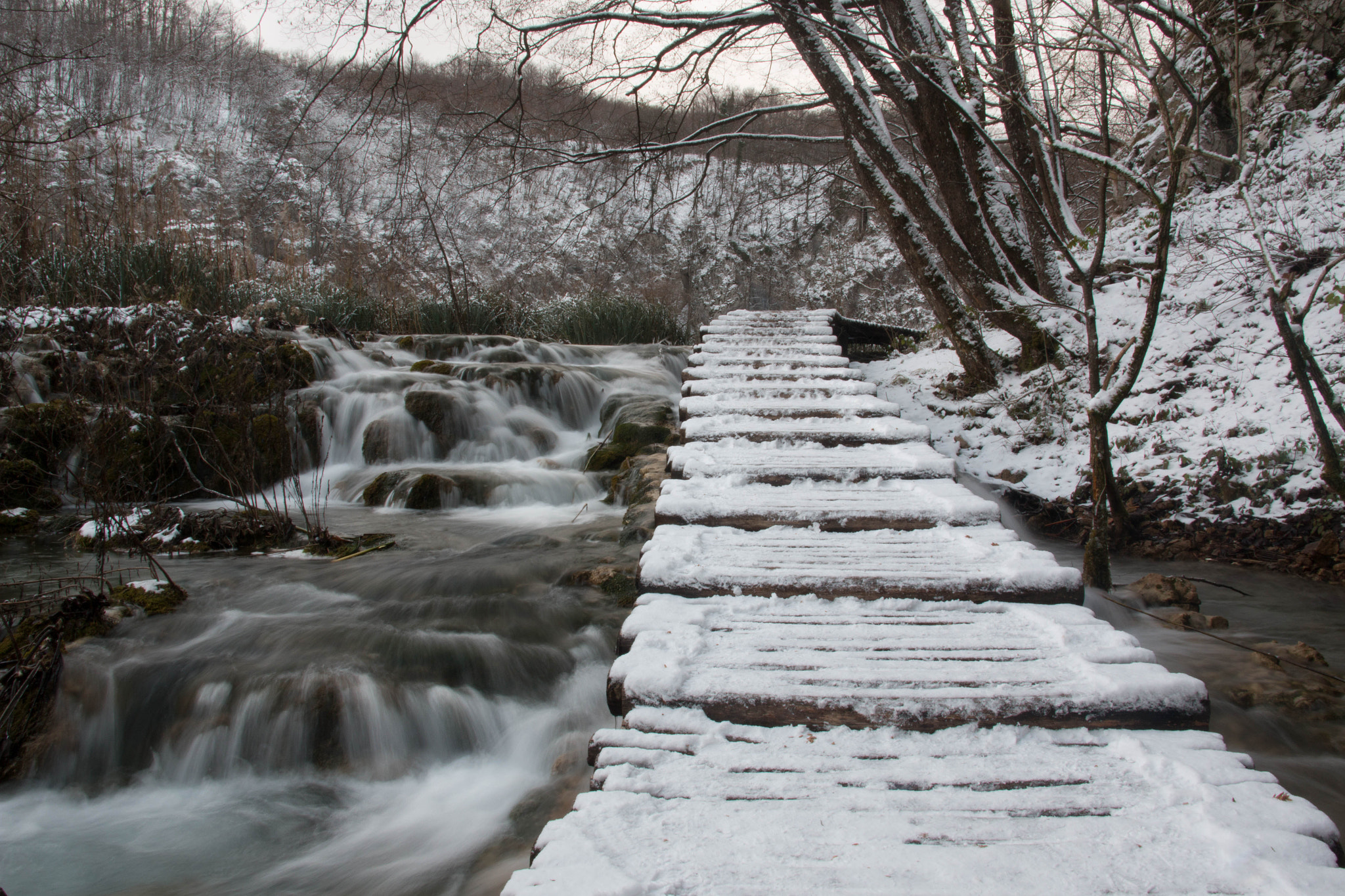 Canon EOS 70D + Sigma 18-200mm f/3.5-6.3 DC OS sample photo. Beautiful snowy day in this amazing place photography