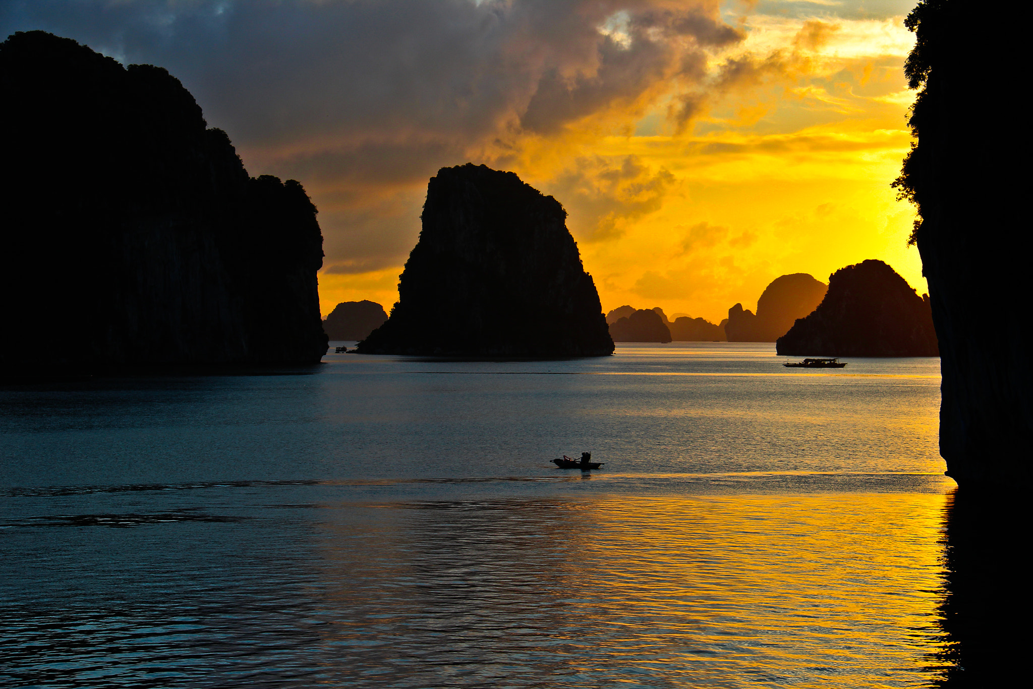 Canon EF-S 18-200mm F3.5-5.6 IS sample photo. Halong bay photography