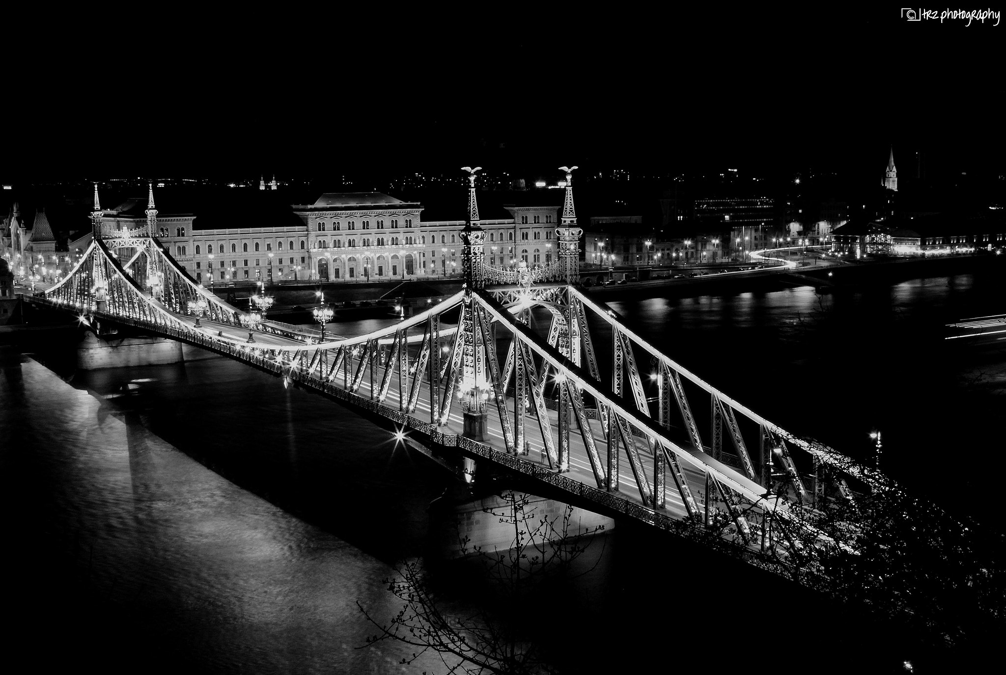 Canon EOS 600D (Rebel EOS T3i / EOS Kiss X5) + Canon EF 24-105mm F4L IS USM sample photo. Budapest liberty bridge photography