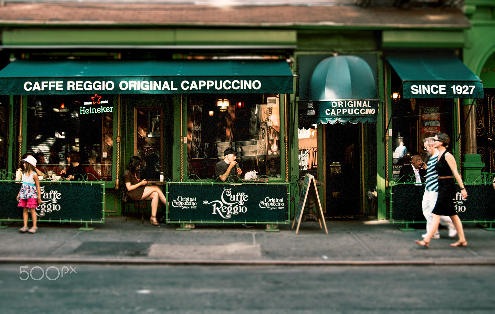 Tamron SP AF 17-50mm F2.8 XR Di II LD Aspherical (IF) sample photo. New york coffee shop photography