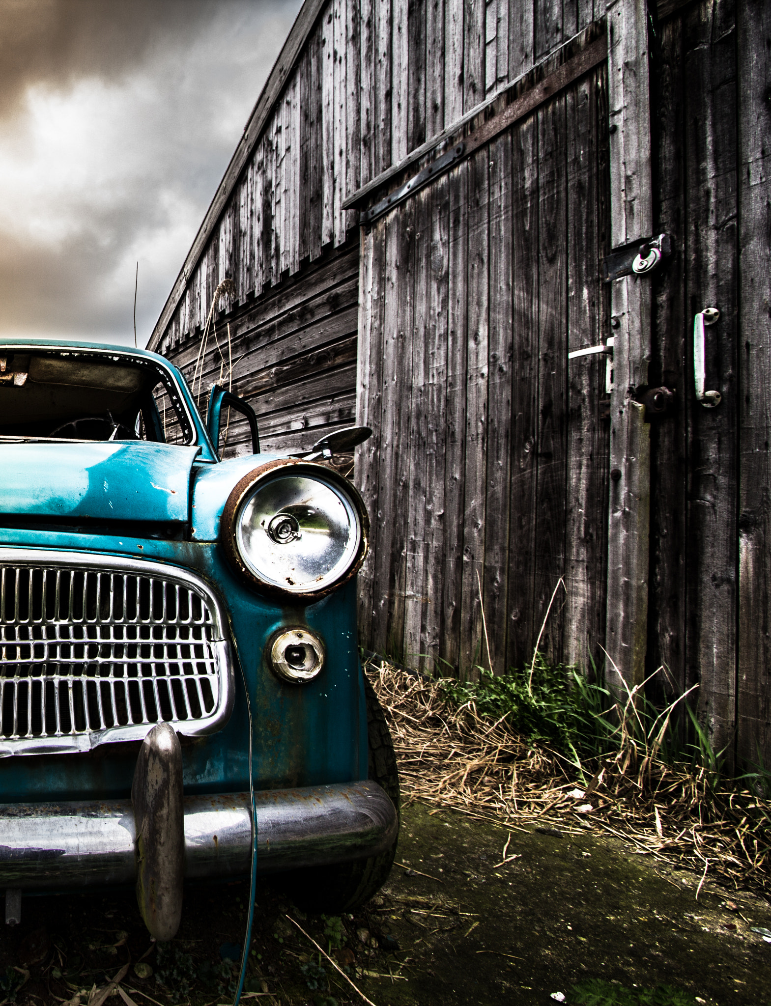 Canon EF-S 10-22mm F3.5-4.5 USM sample photo. Old car photography