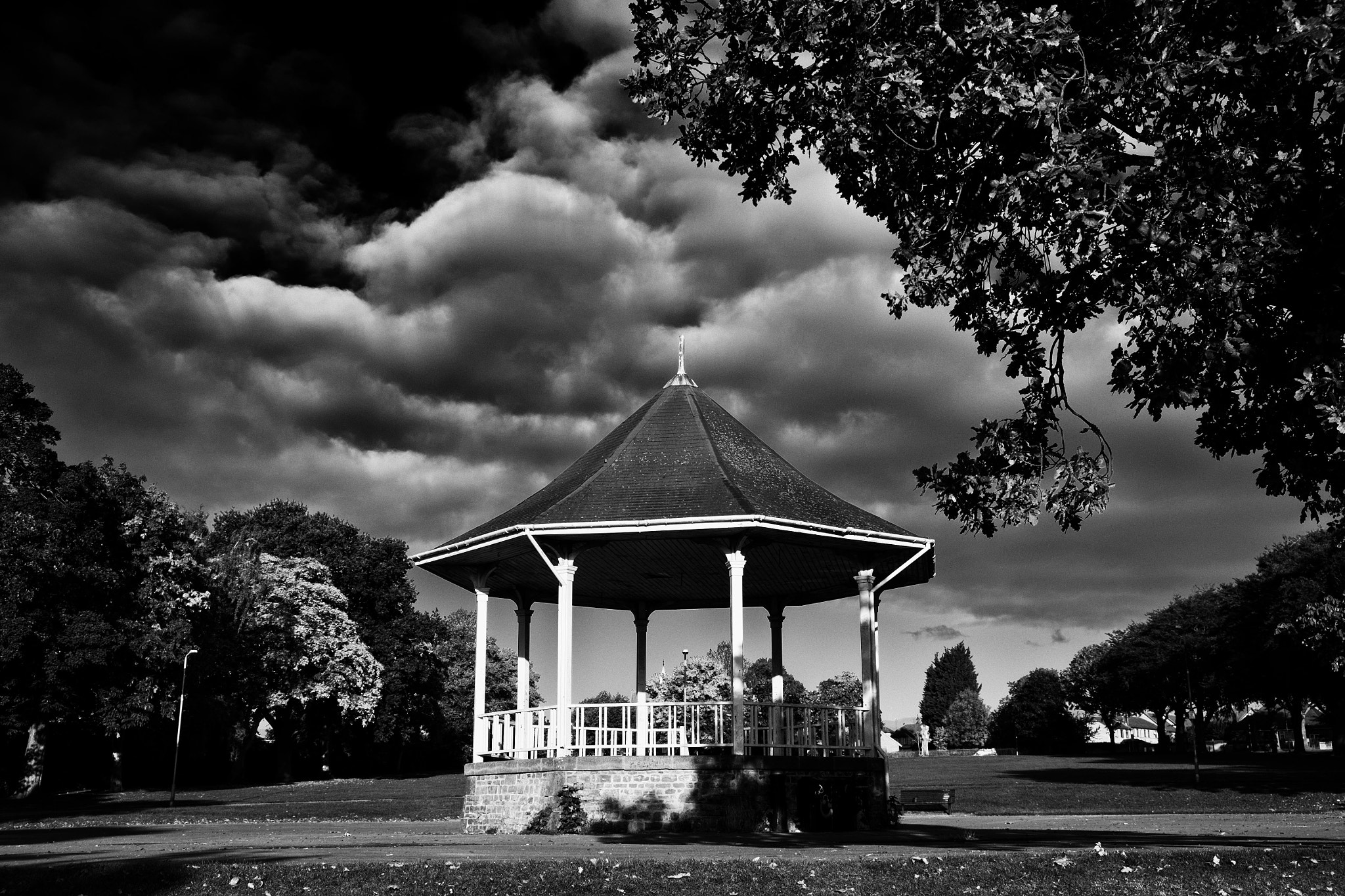 Fujifilm X-E2 + Fujifilm XF 18-55mm F2.8-4 R LM OIS sample photo. Bassetts bandstand photography