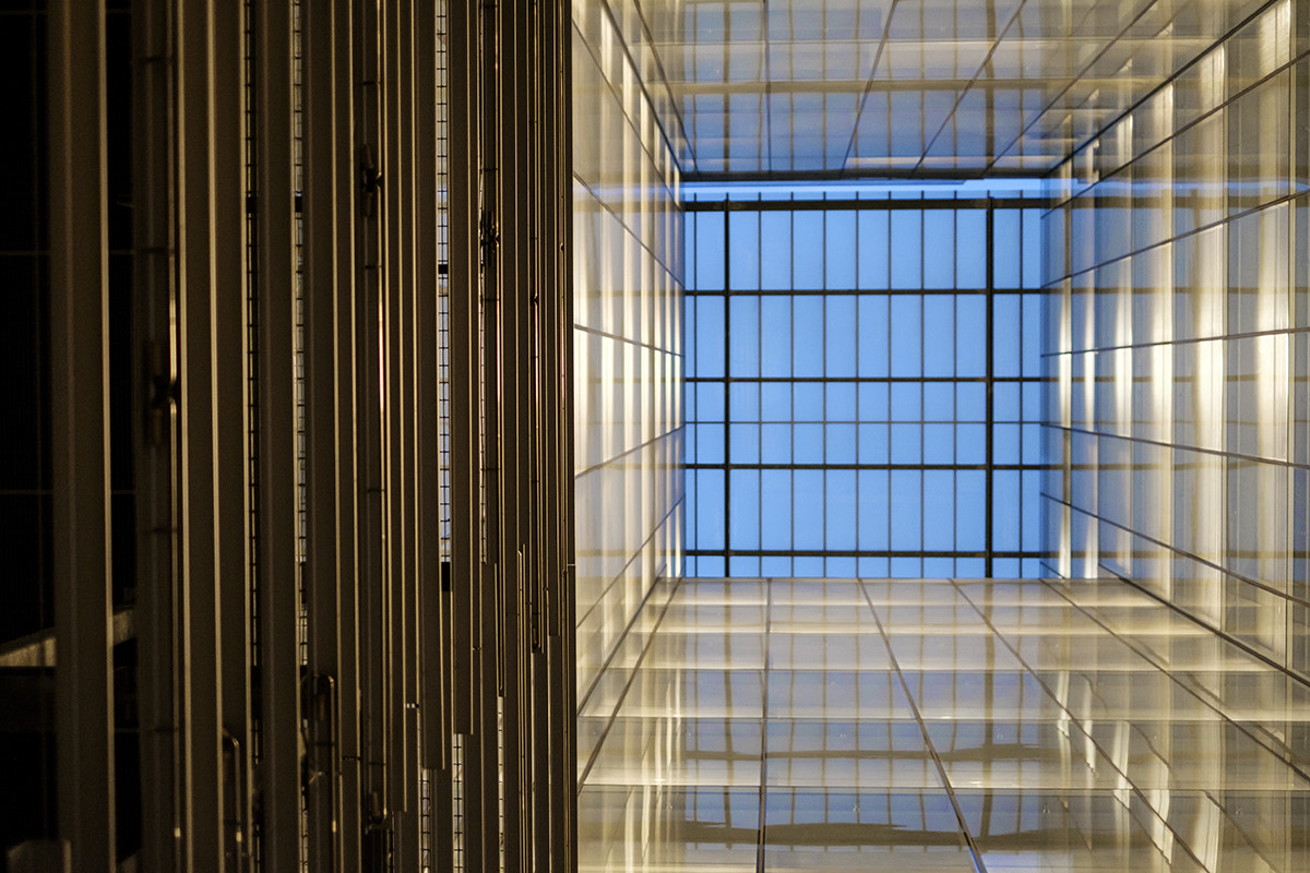 Fujifilm X-T1 + Fujifilm XF 35mm F1.4 R sample photo. Blue window on the left web photography