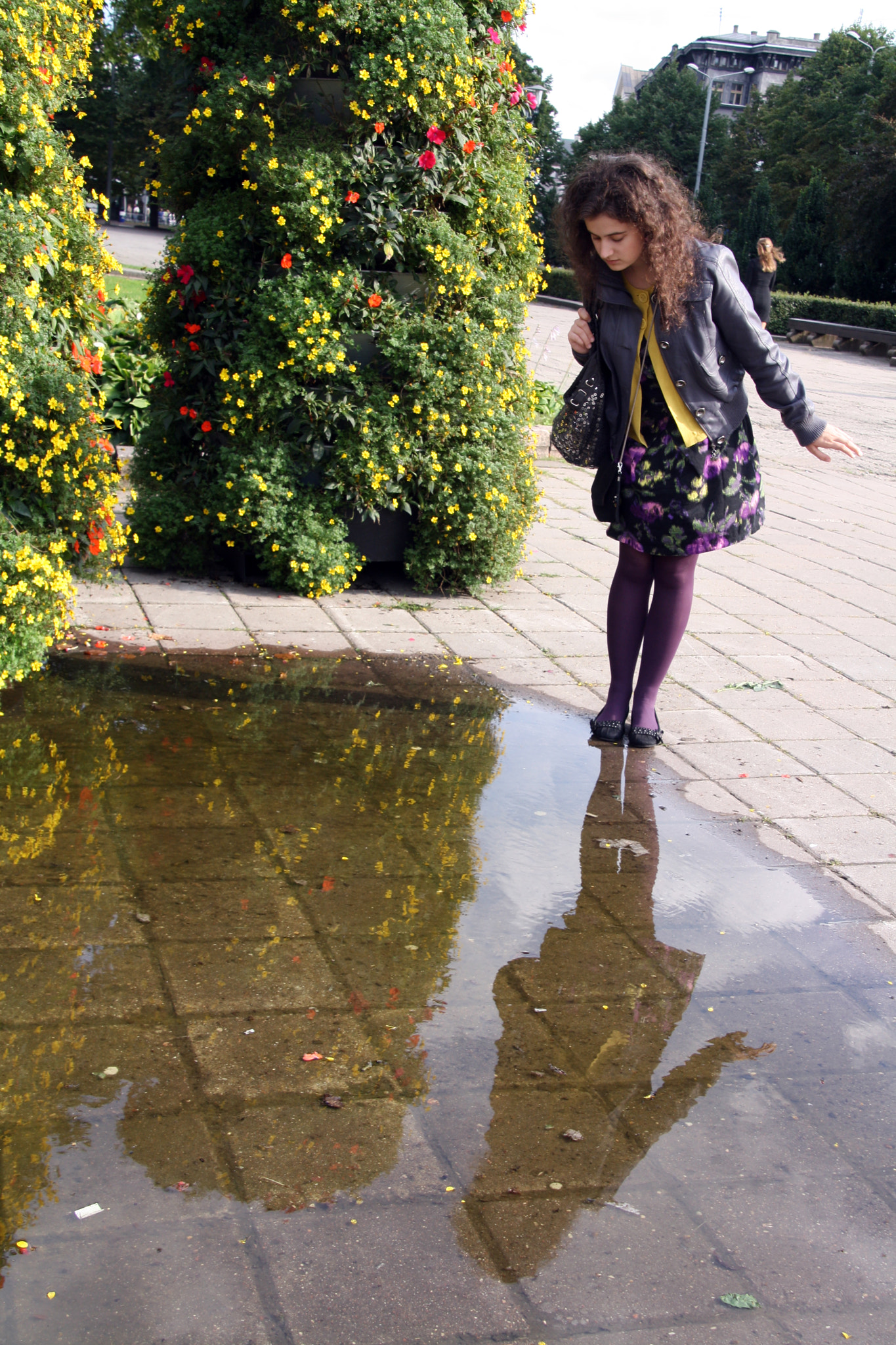 Canon EOS 1000D (EOS Digital Rebel XS / EOS Kiss F) sample photo. Who's there? photography