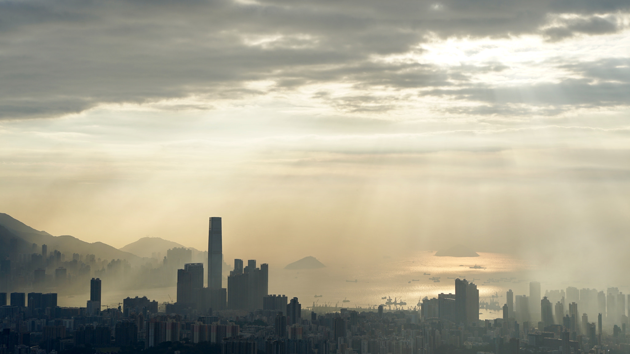 Sony a7 II + ZEISS Batis 85mm F1.8 sample photo. Golden hong kong photography