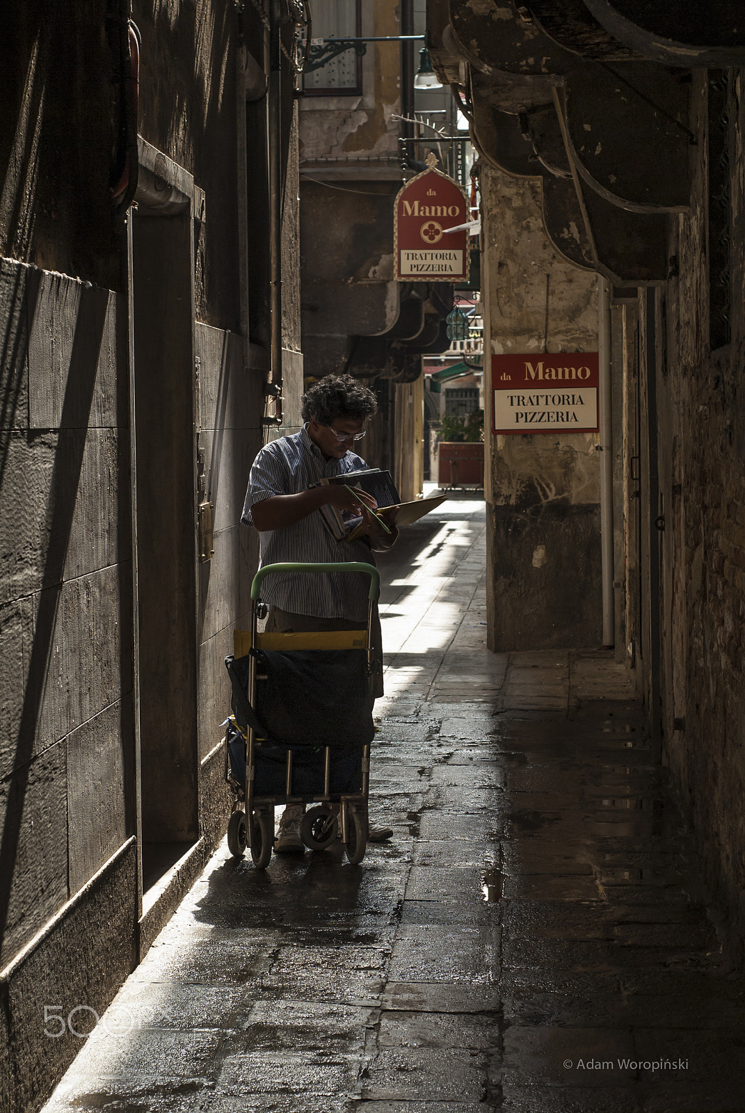 Nikon D200 + Nikon AF Nikkor 50mm F1.8D sample photo. Venetian postman photography