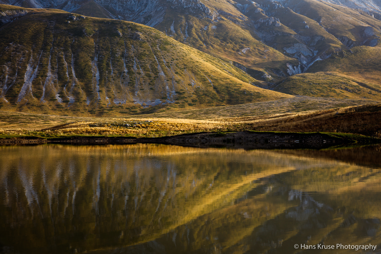 Canon EOS 5DS R sample photo. Rolling hills at campo imperatore photography