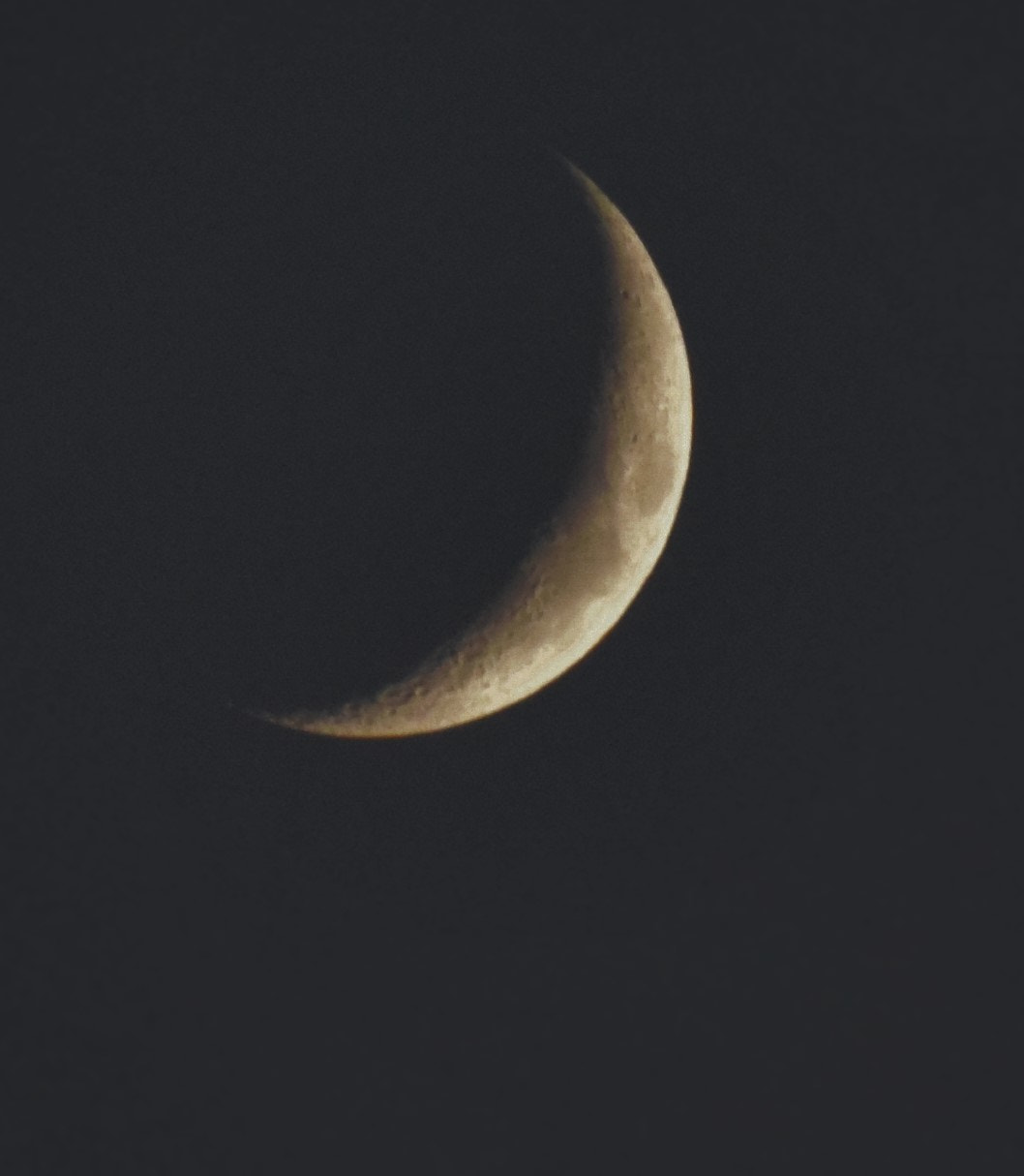 Sigma 70-300mm F4-5.6 APO DG Macro sample photo. Half moon photography