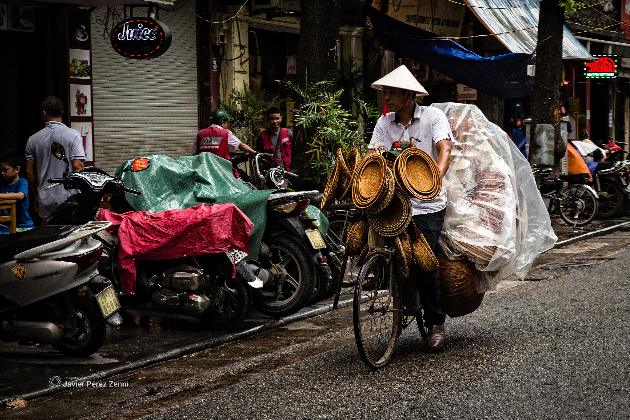 Canon EF-S 17-55mm F2.8 IS USM sample photo. People of vietnam vi photography