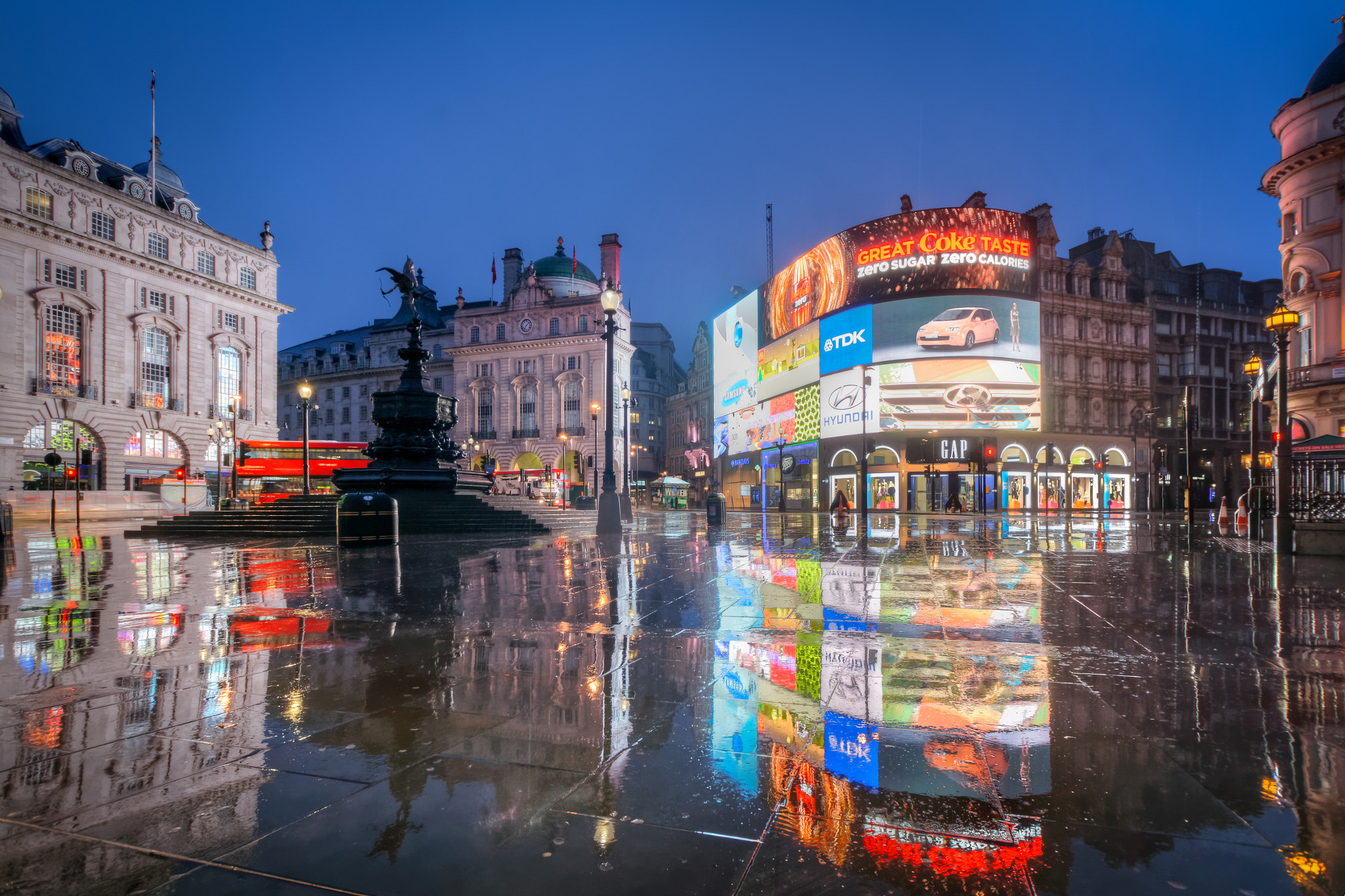 Sony DT 11-18mm F4.5-5.6 sample photo. Piccadilly photography