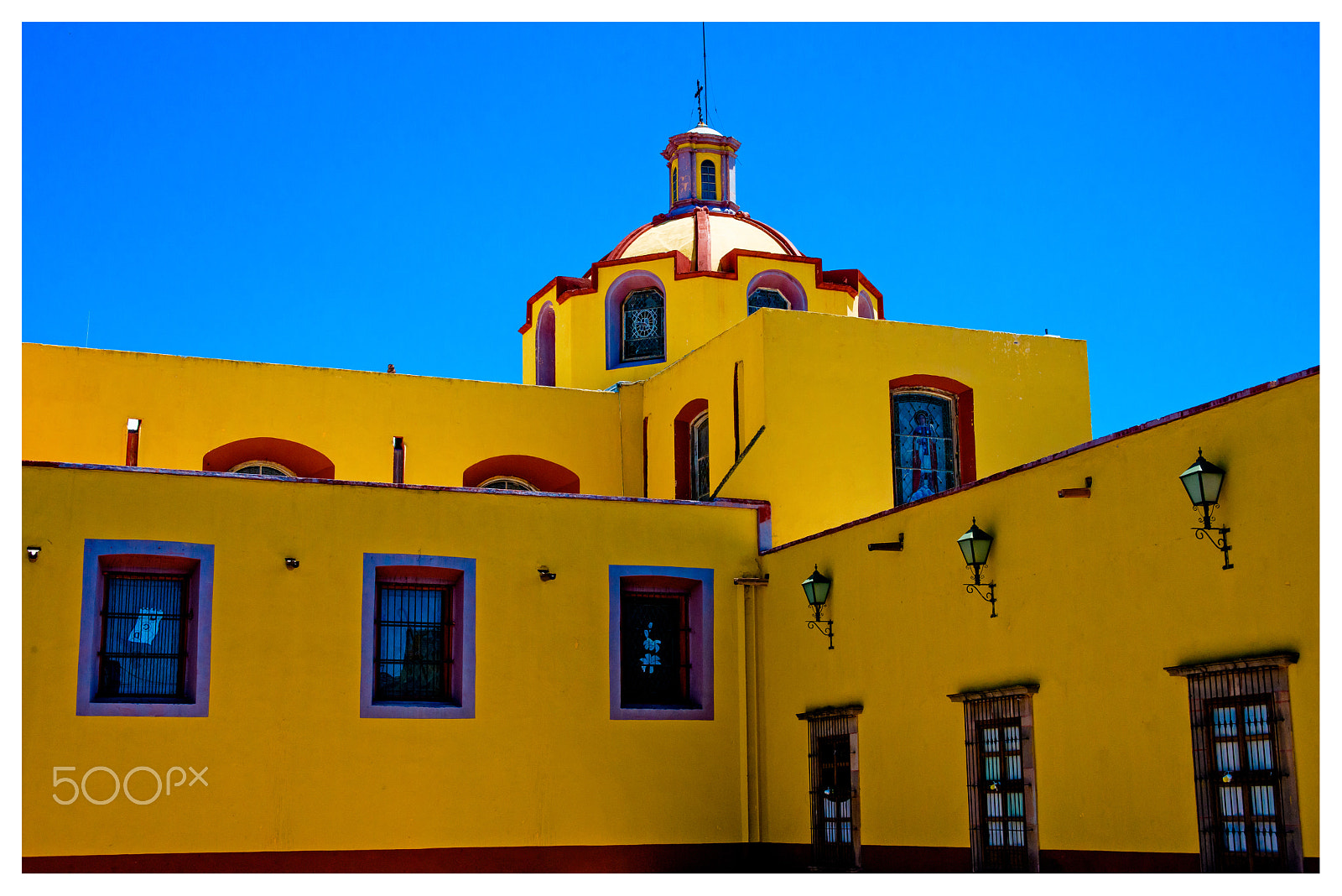 AF Zoom-Nikkor 28-105mm f/3.5-4.5D IF sample photo. Yellow on blue photography