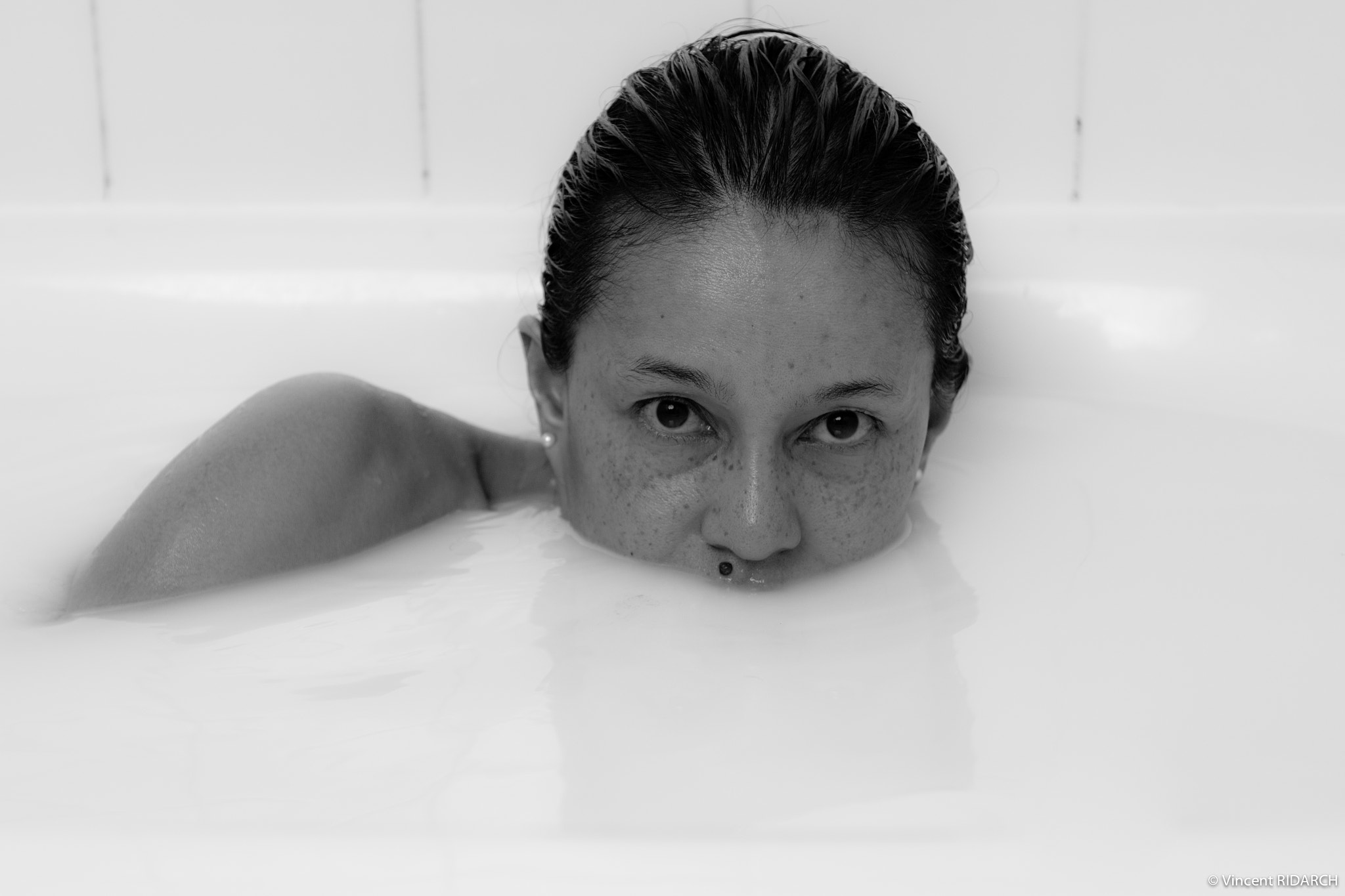 Canon EOS 600D (Rebel EOS T3i / EOS Kiss X5) + Canon EF 24-70mm F2.8L USM sample photo. Corinne inside milk bath photography