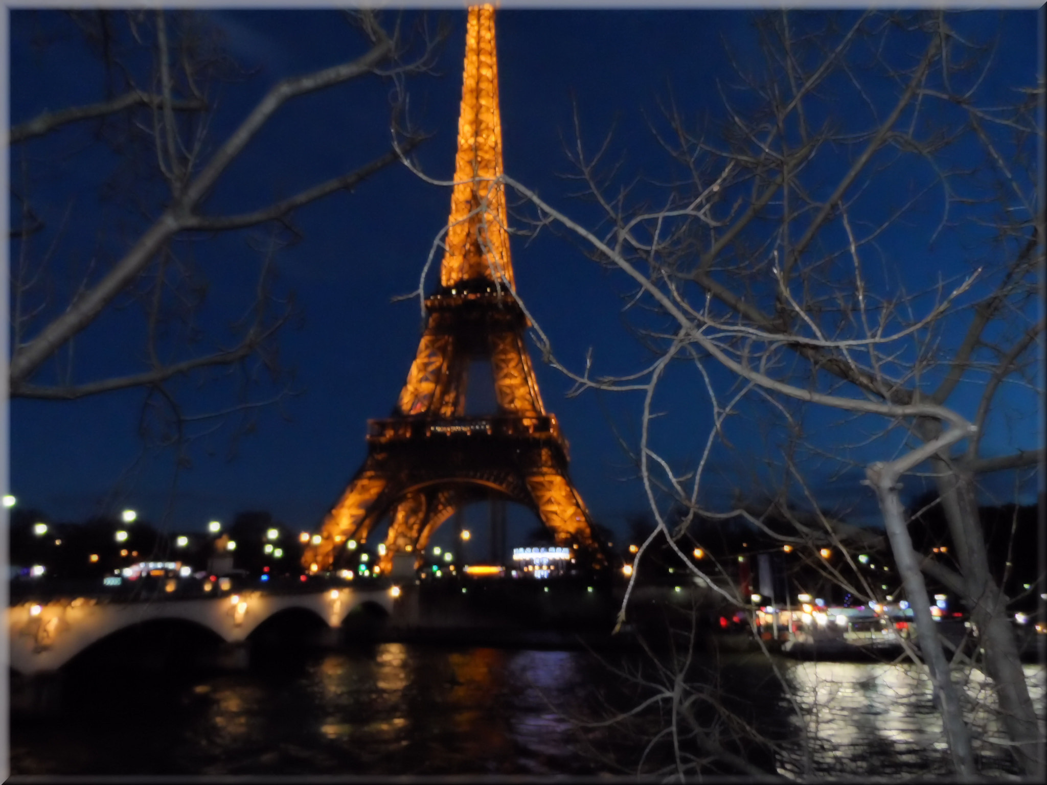 Samsung WB150 / WB150F / WB152 / WB152F / WB151 / WB151F / WB140 sample photo. La tour eiffel photography
