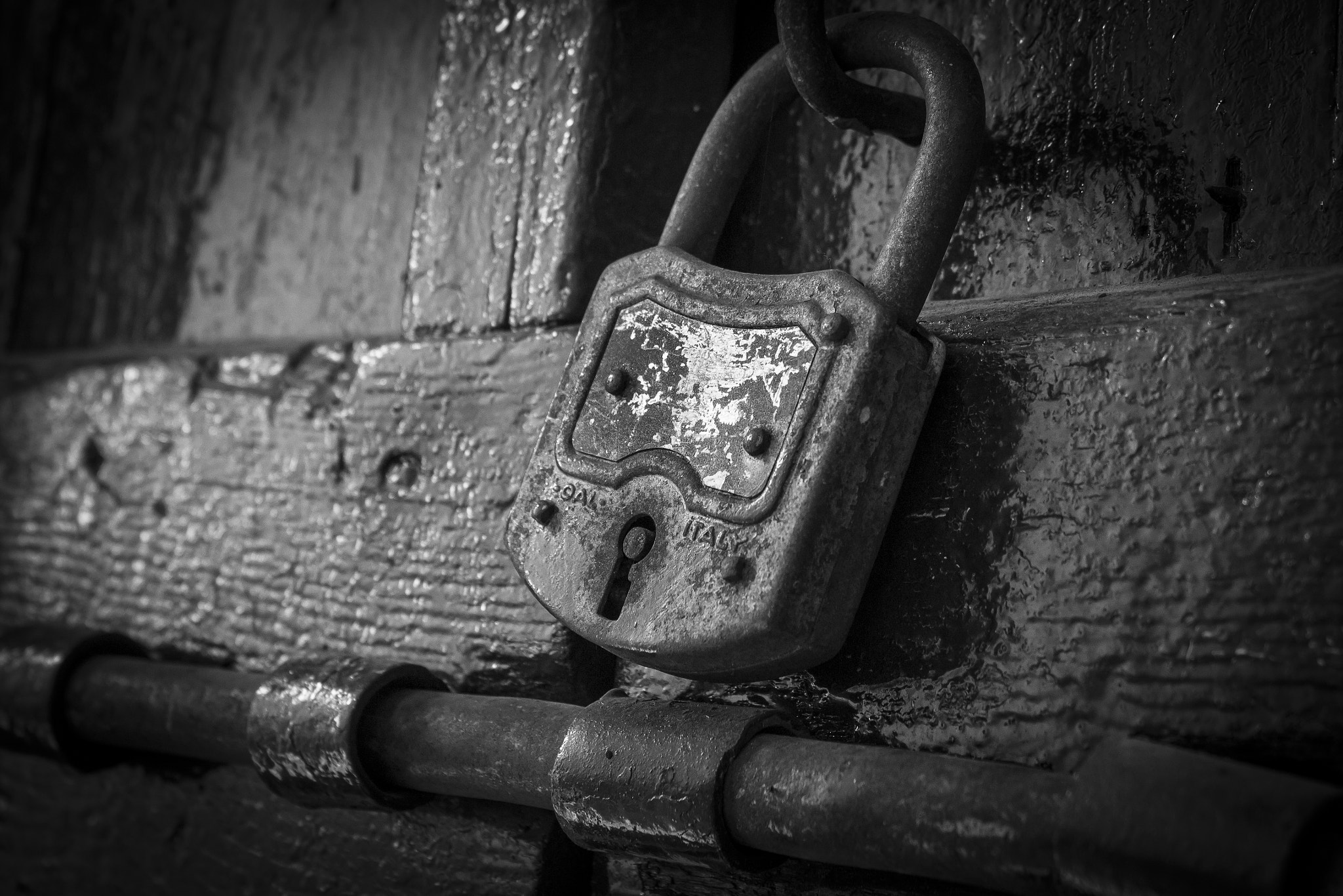 Canon EF-S 18-55mm F3.5-5.6 IS sample photo. Old padlock photography