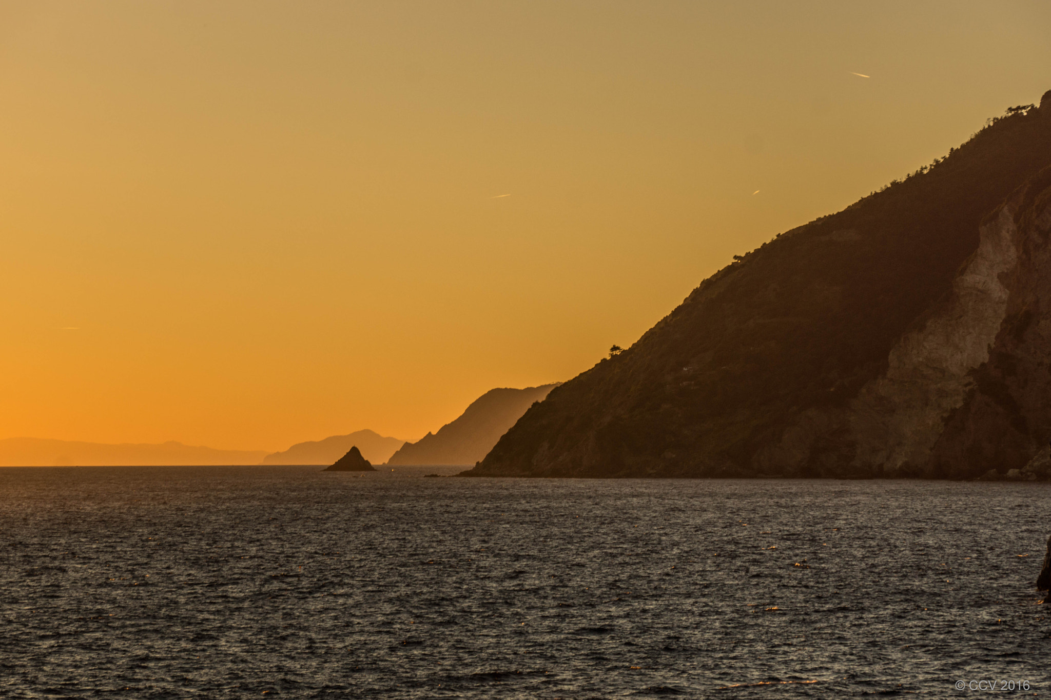Sony DT 18-135mm F3.5-5.6 SAM sample photo. Sunset along cinque terre coastline photography