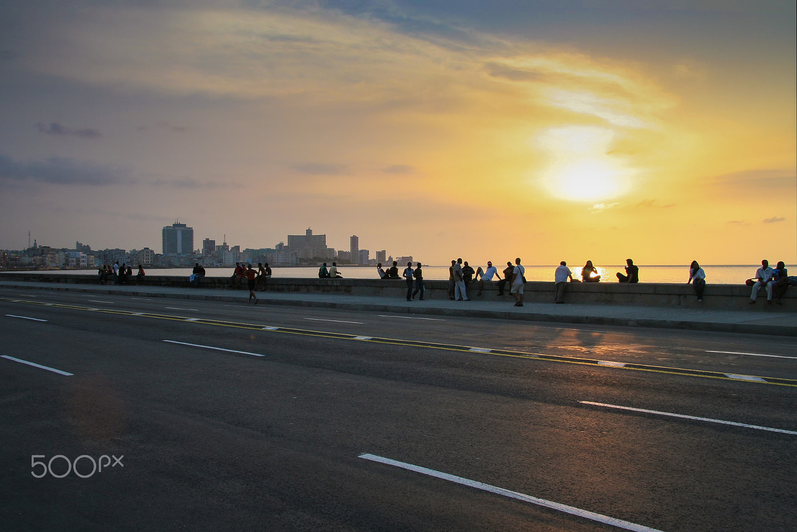 Canon EOS 30D + Canon EF-S 17-85mm F4-5.6 IS USM sample photo. El malecon (ii) photography