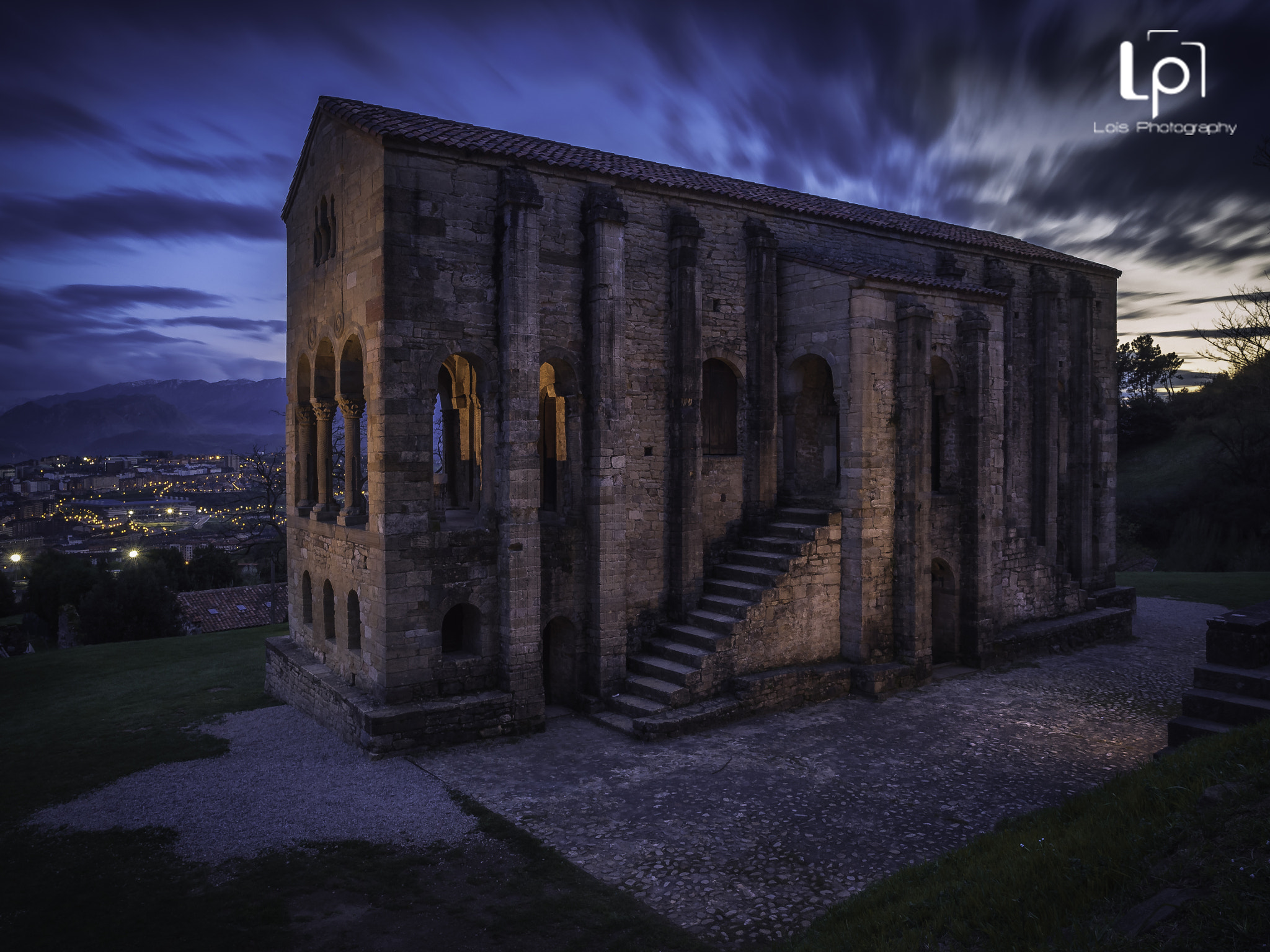 Olympus OM-D E-M5 II + Olympus M.Zuiko Digital ED 12-40mm F2.8 Pro sample photo. Santa maría del naranco photography