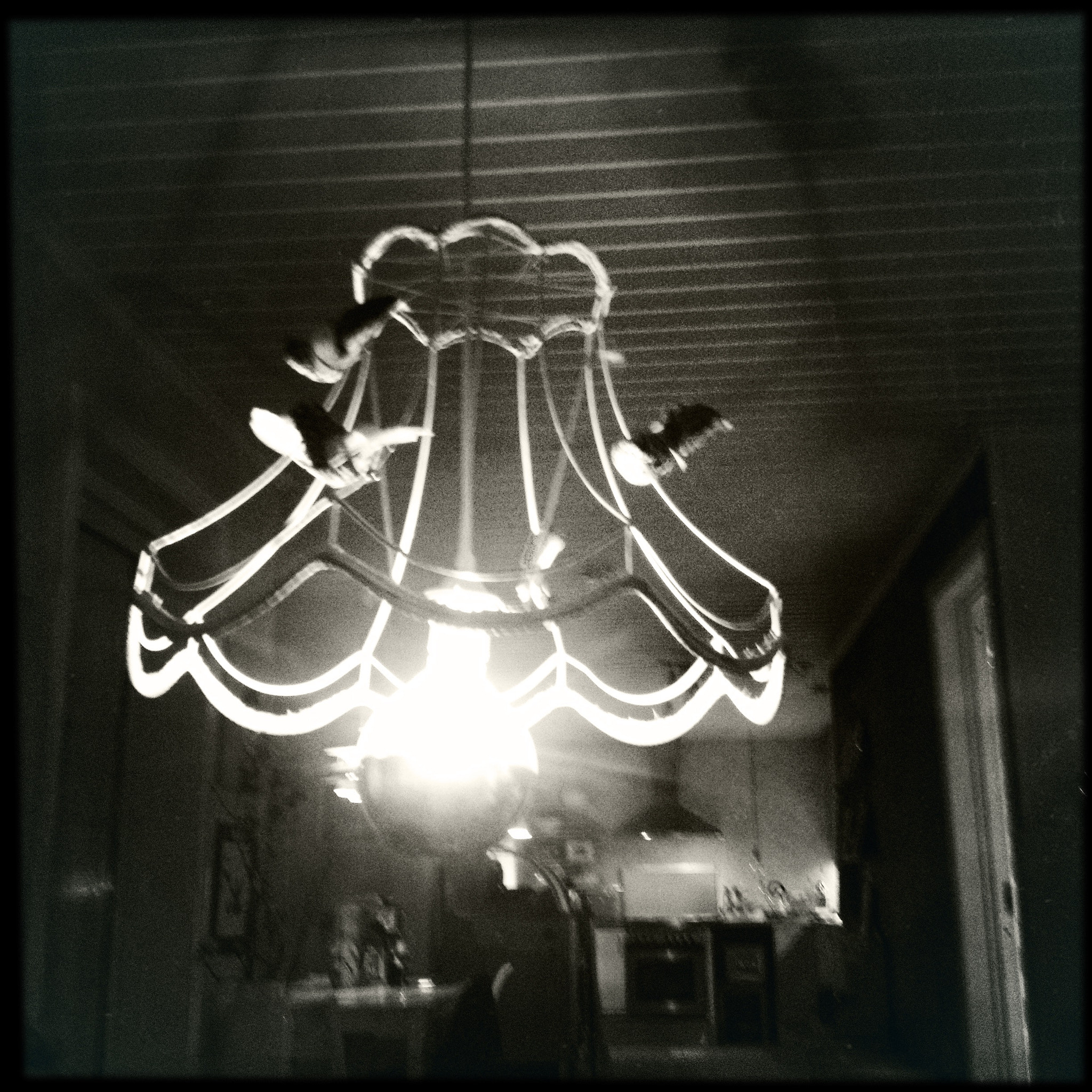 Hipstamatic 333 sample photo. The lamp photography