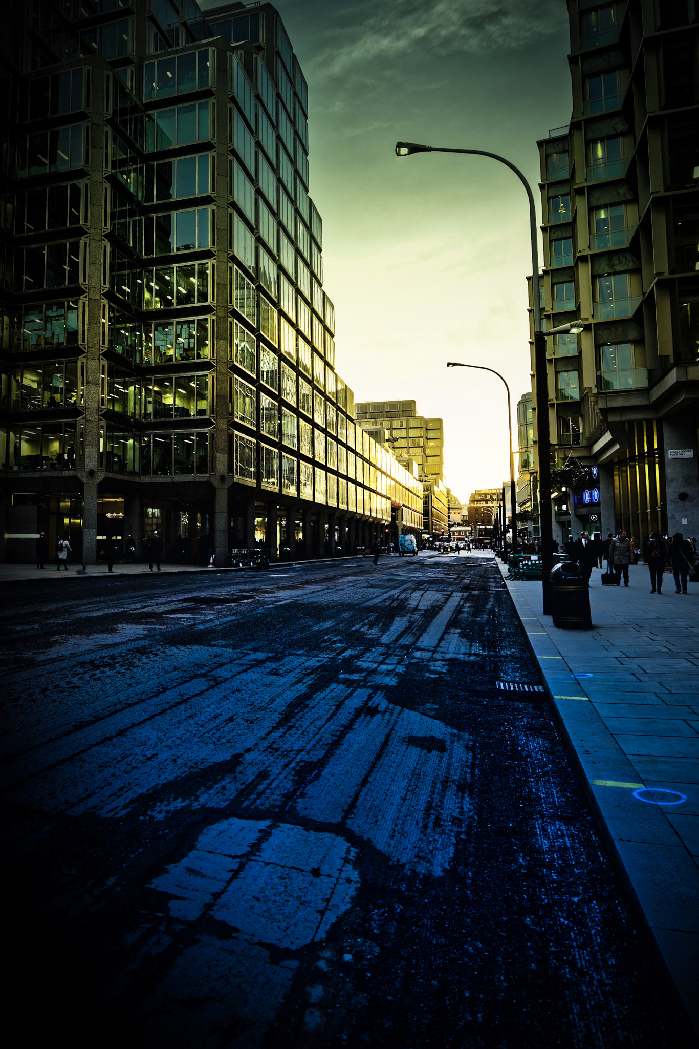 Sony a7R II + Sony Vario-Tessar T* FE 16-35mm F4 ZA OSS sample photo. Victoria st , london photography