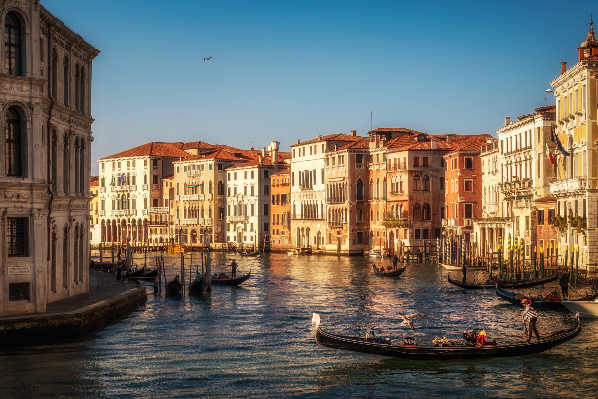 smc PENTAX-DA L 18-50mm F4-5.6 DC WR RE sample photo. Venice as seen from rialto bridge.  photography