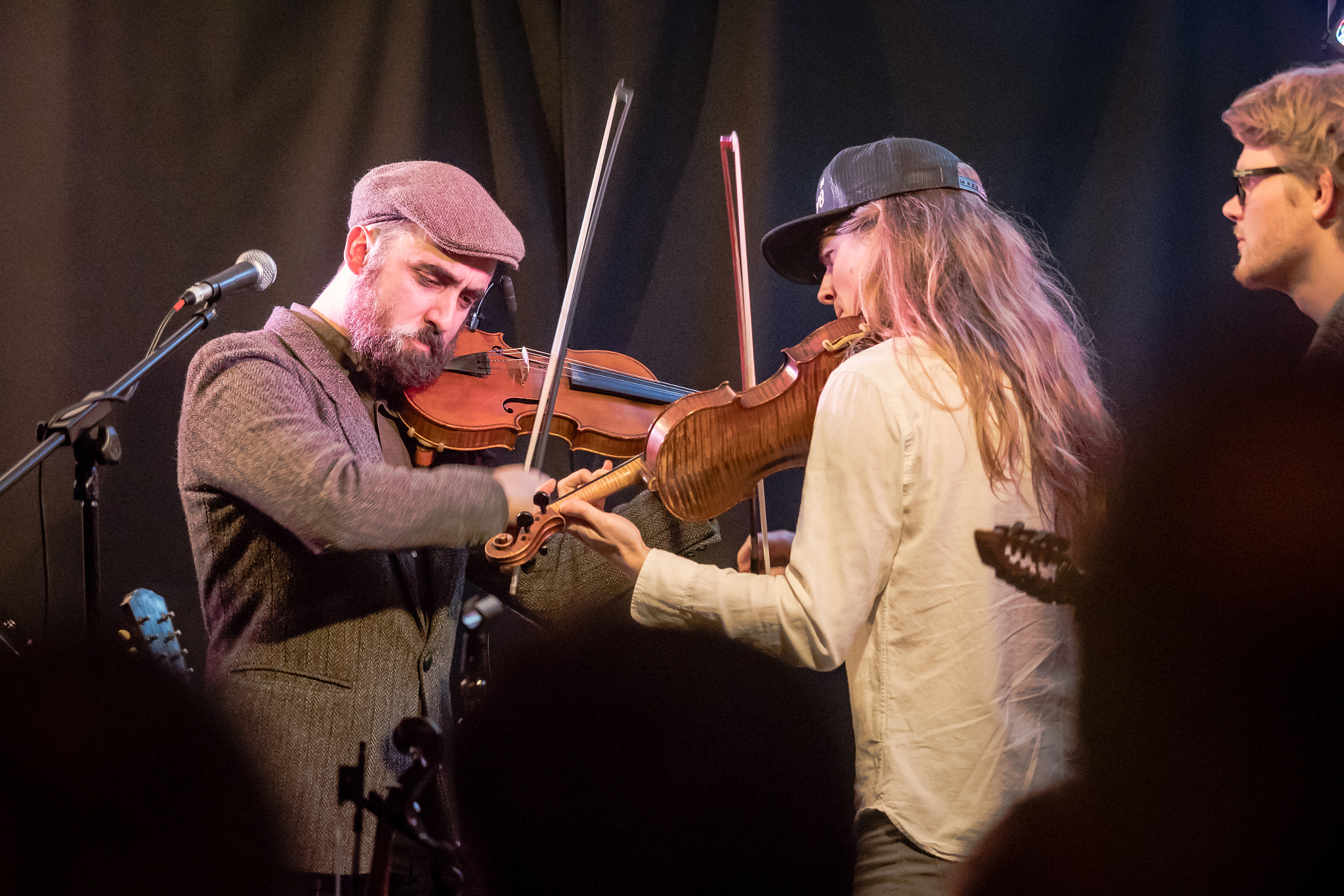 Olympus OM-D E-M1 Mark II + Olympus M.Zuiko Digital ED 40-150mm F2.8 Pro sample photo. Folk club gig photography