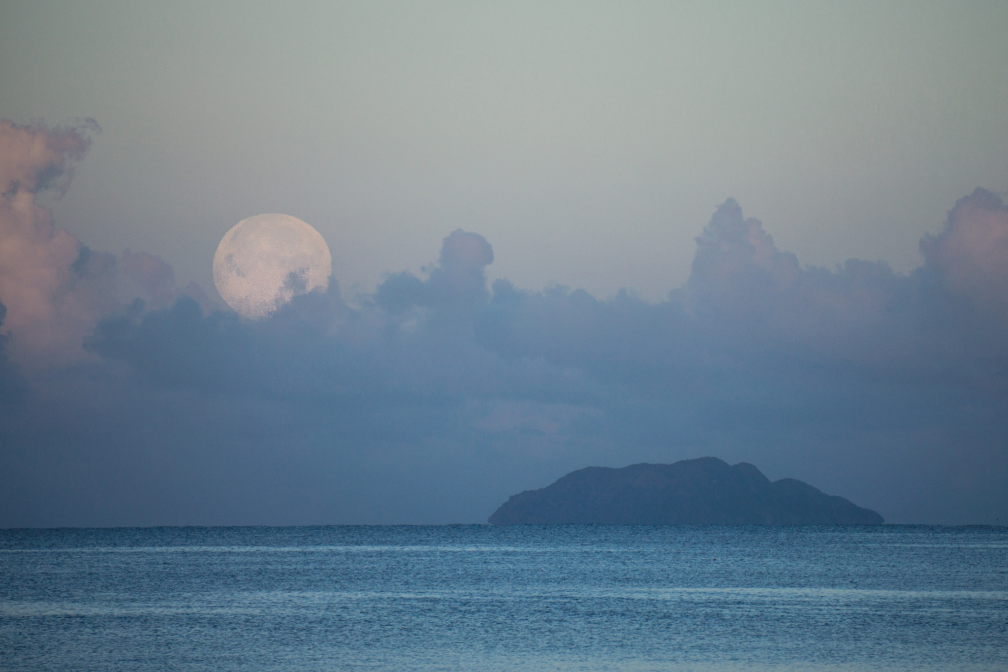 Sony Alpha NEX-7 + Sony E 55-210mm F4.5-6.3 OSS sample photo. Desecheo island-rincon, puerto rico - at dawn under the full moon photography