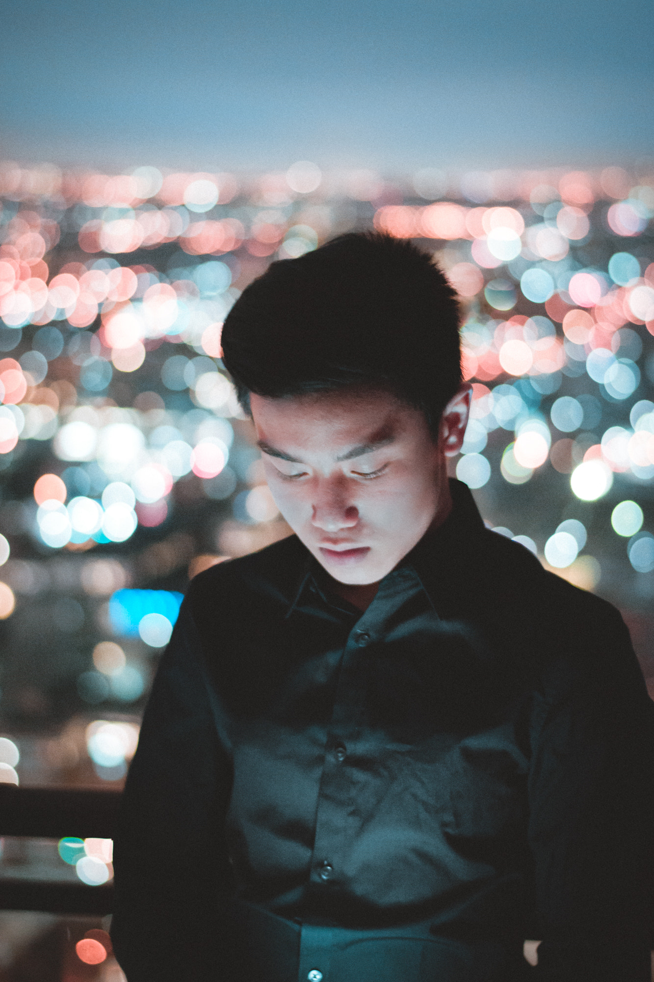 Nikon D5500 + Nikon AF-S Nikkor 50mm F1.8G sample photo. A phones light photography