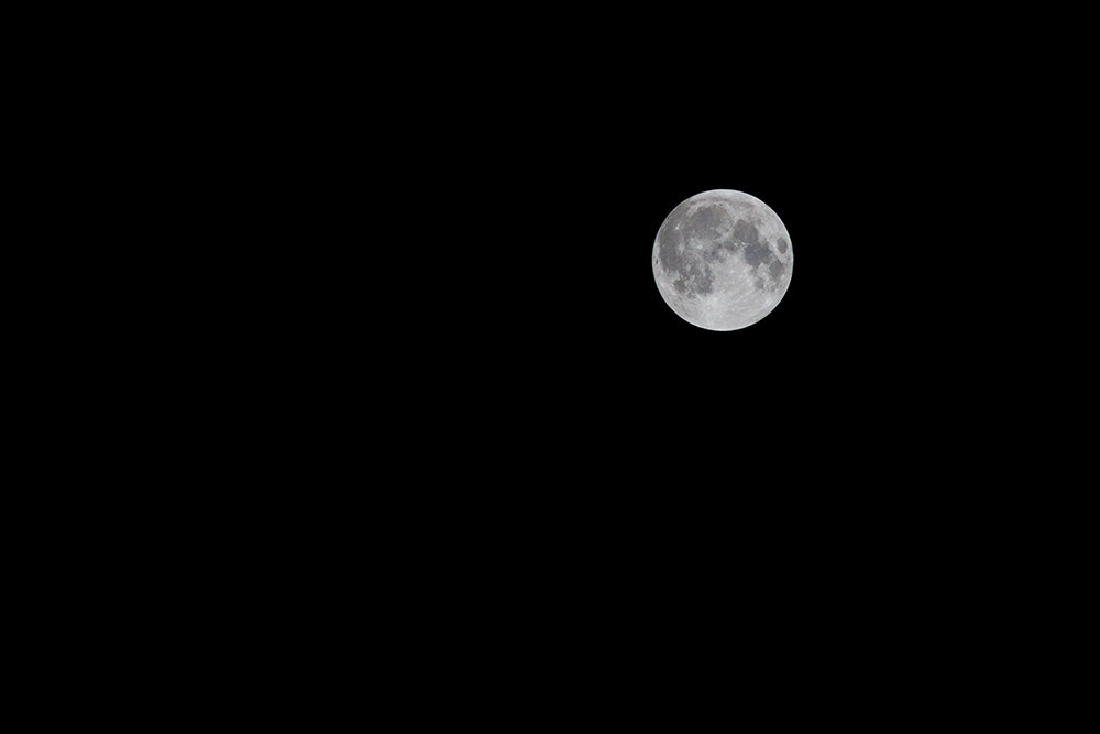 Canon EF 70-210mm f/4 sample photo. Full moon madness photography