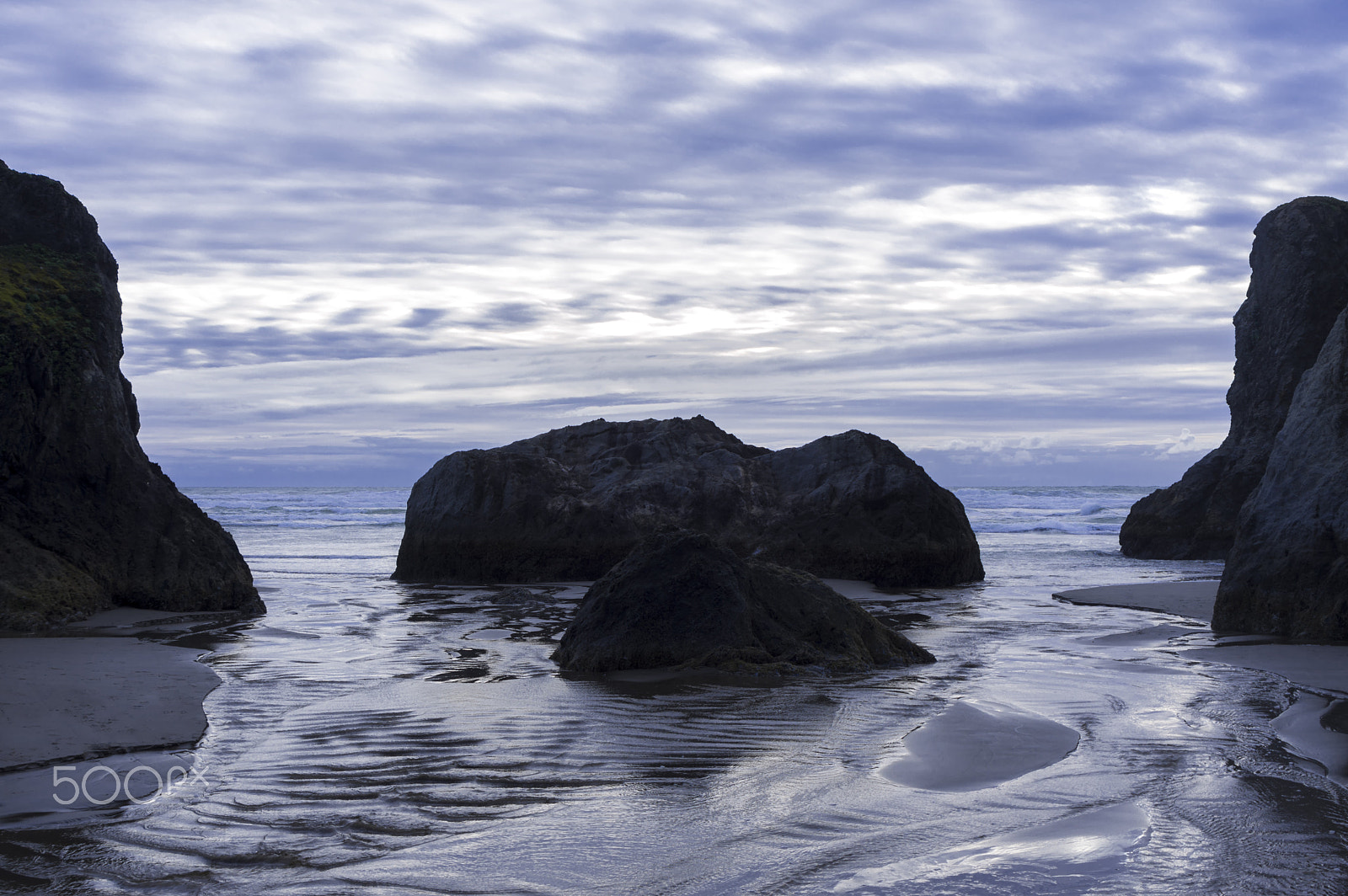 PENTAX-F 28-80mm F3.5-4.5 sample photo. Between the lines photography
