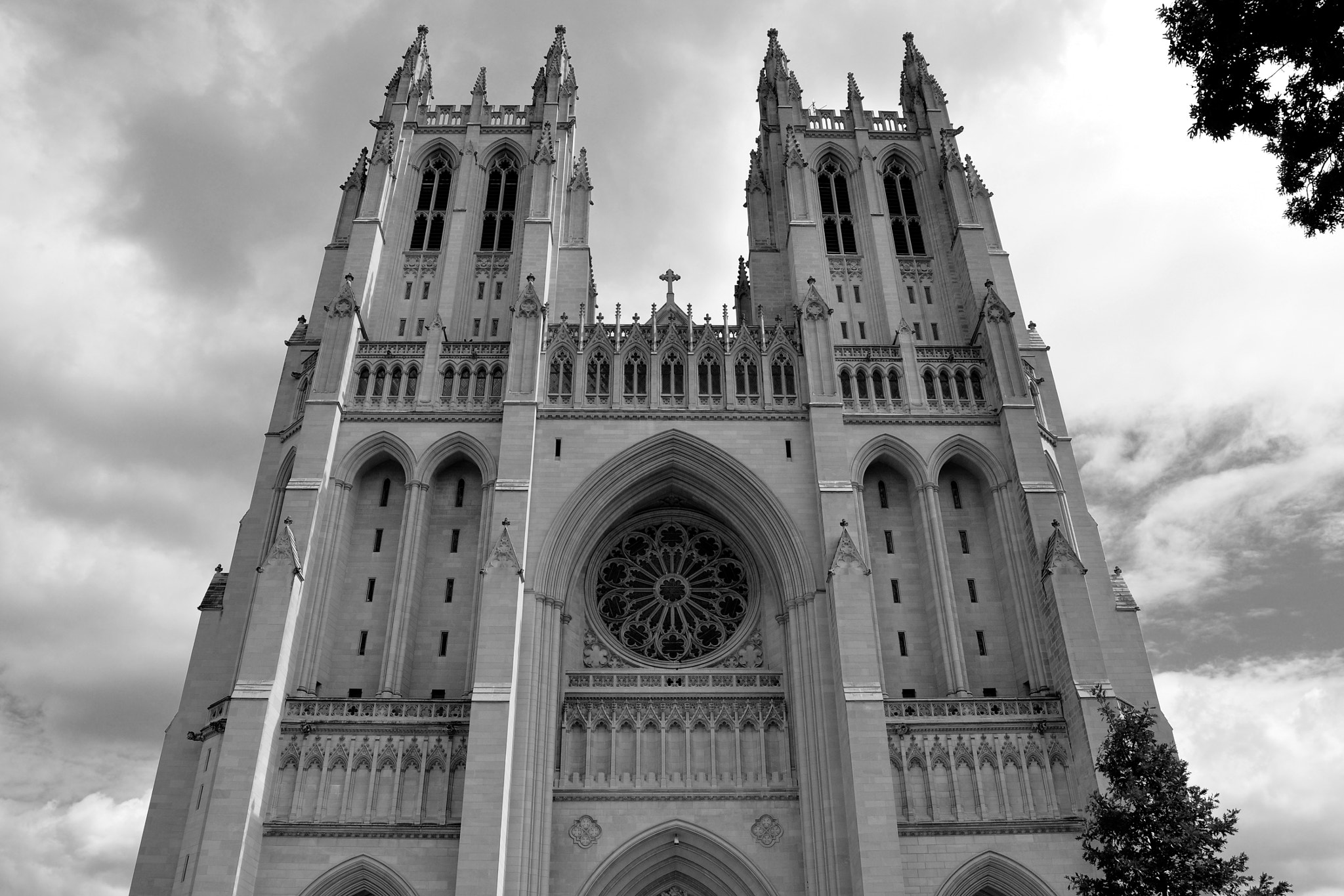 Nikon D90 sample photo. National cathedral i b&w photography