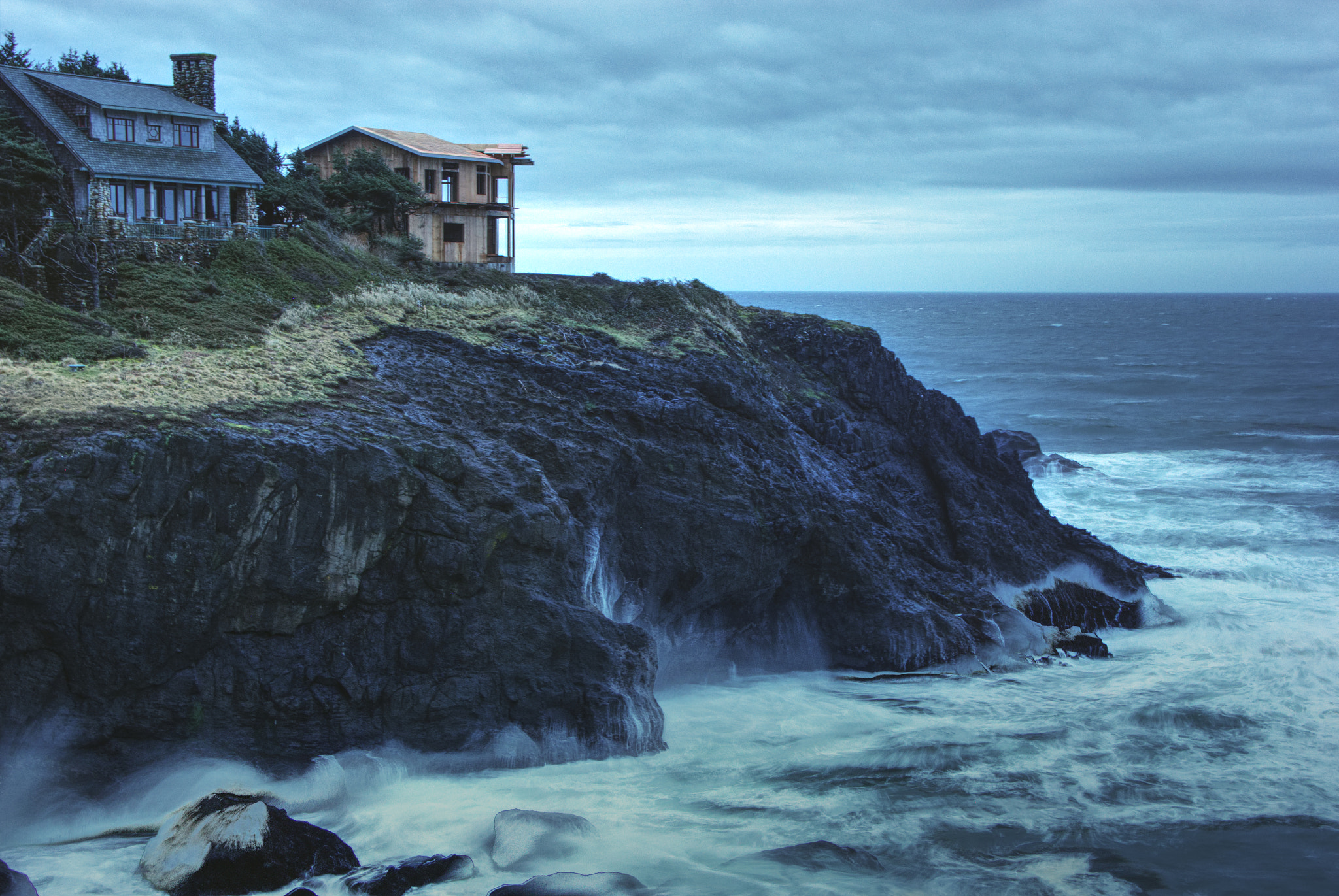 18.0 - 135.0 mm sample photo. Houses on a hill photography