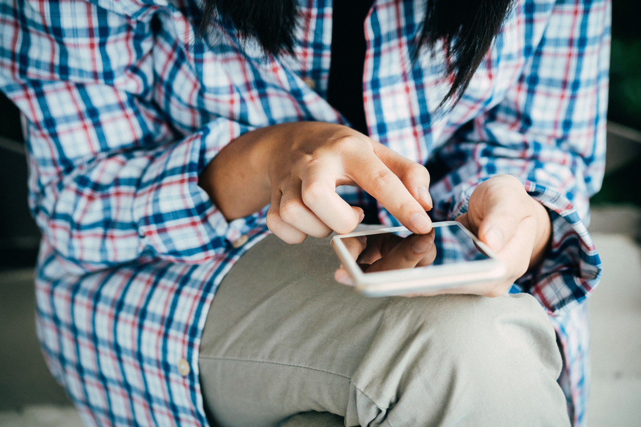 Fujifilm X-A2 sample photo. Woman using smartphone or mobile phone photography