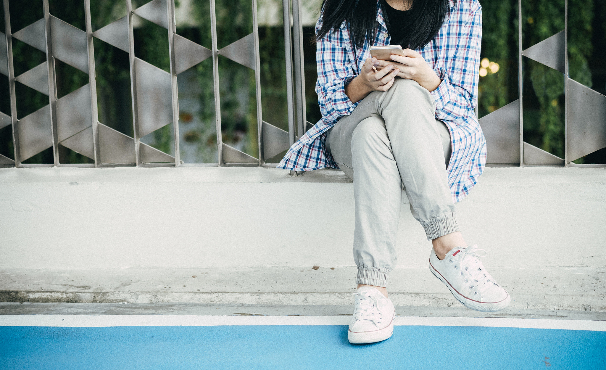 Fujifilm X-A2 sample photo. Woman using smartphone or mobile phone photography