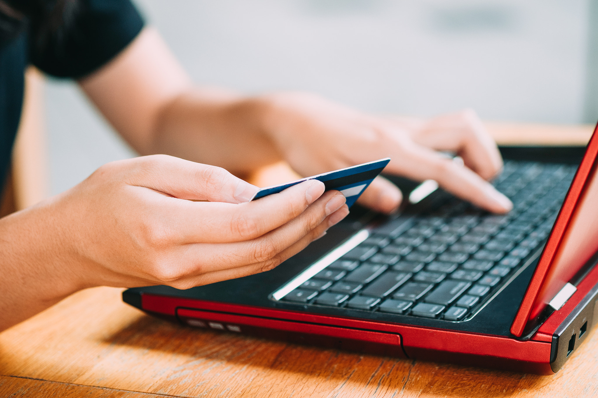 Fujifilm X-A2 + Fujifilm XF 60mm F2.4 R Macro sample photo. Woman's hands holding credit card and using laptop, online shopp photography