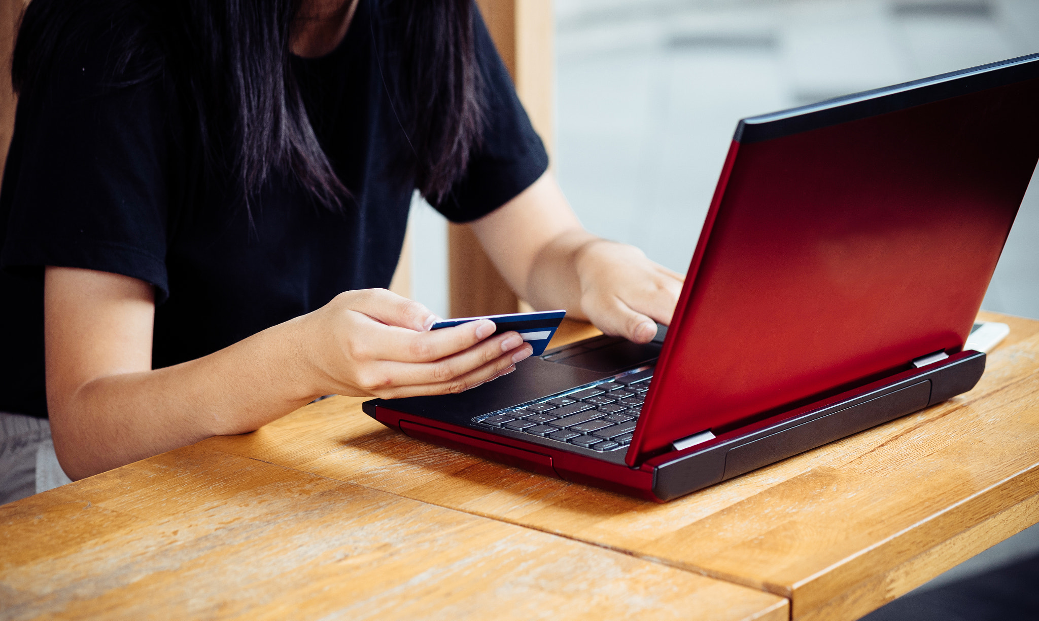 Fujifilm X-A2 + Fujifilm XF 60mm F2.4 R Macro sample photo. Woman's hands holding credit card and using laptop, online shopp photography