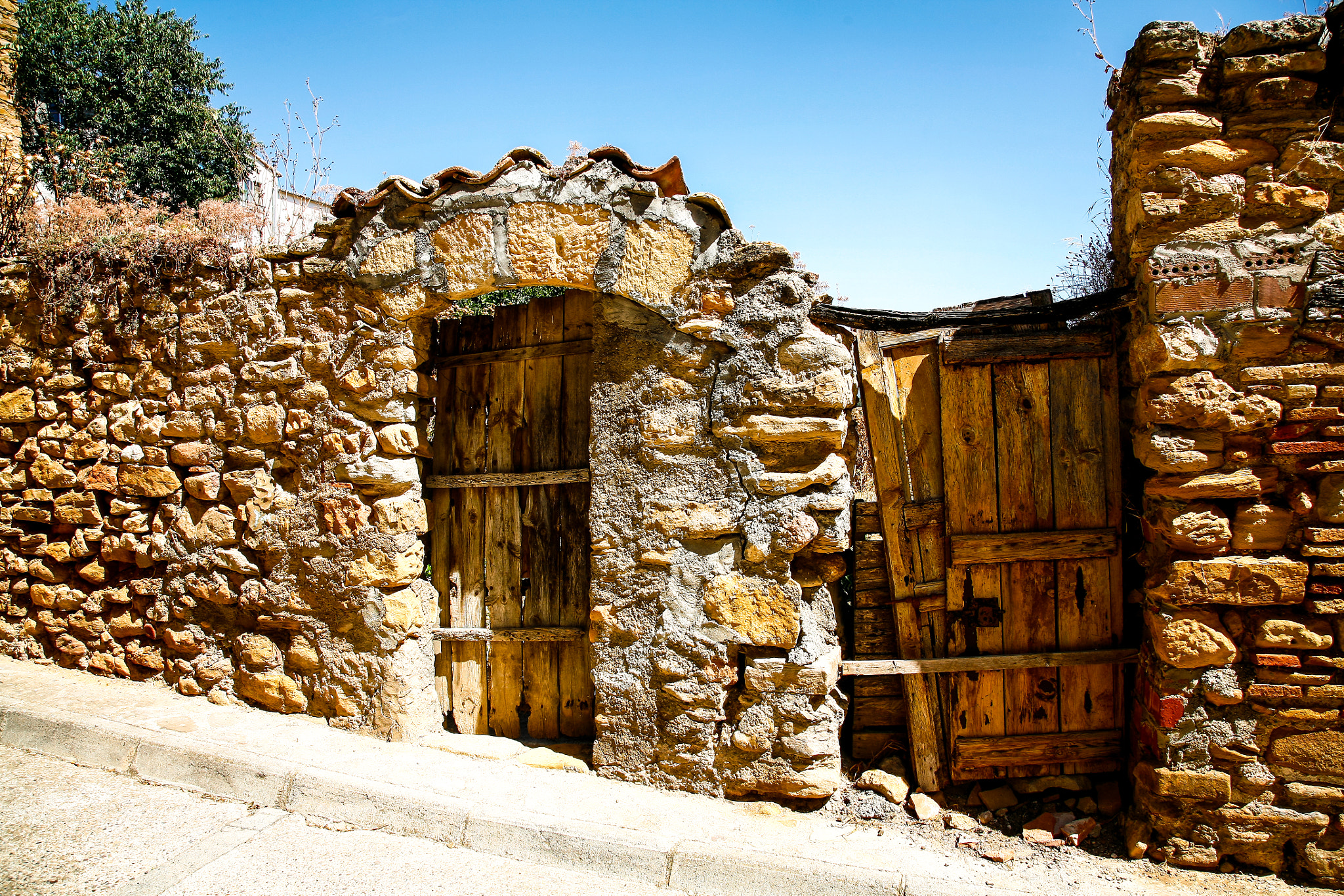Canon EOS 5D + Canon EF 24-105mm F4L IS USM sample photo. Old wall photography