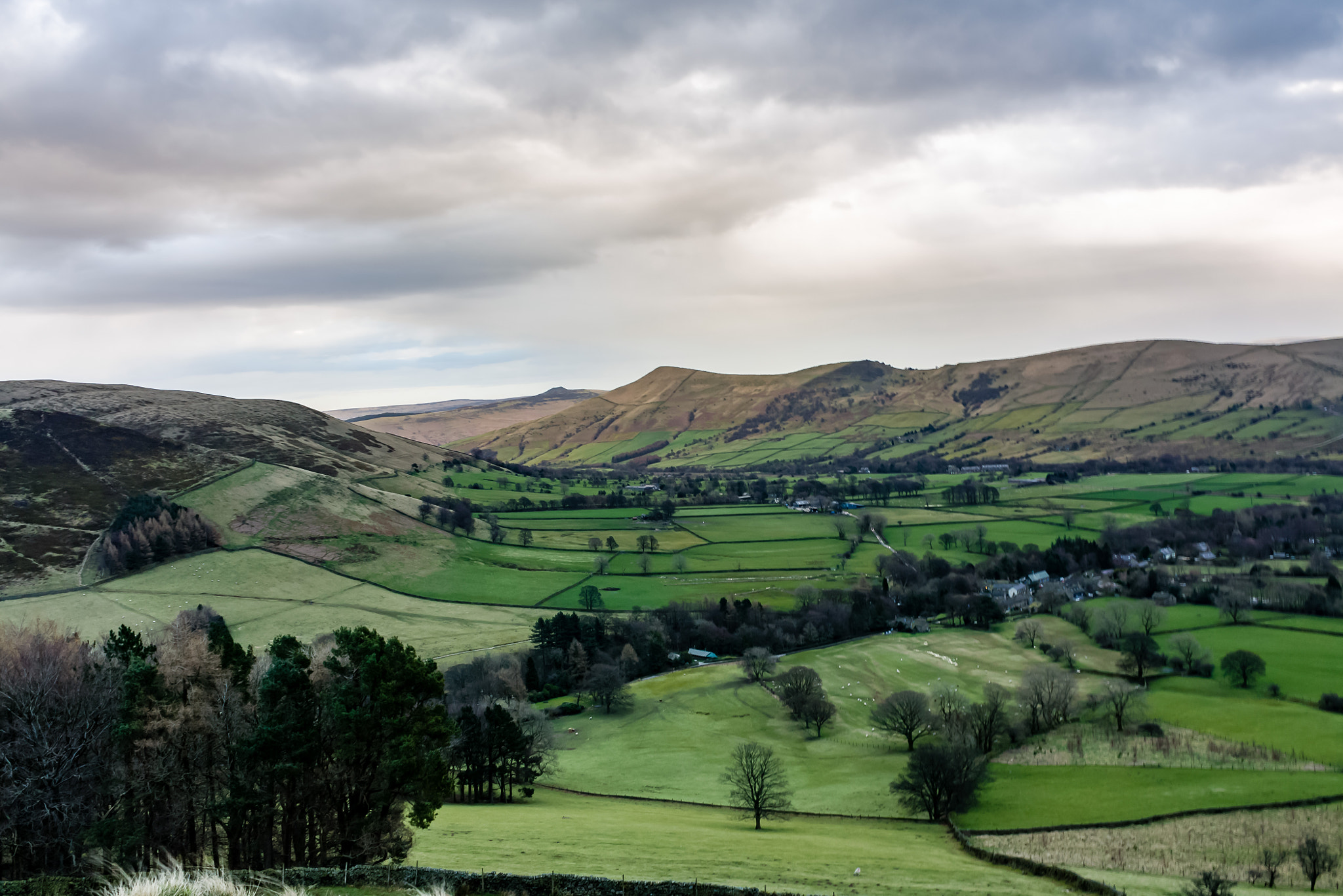 Canon EOS 450D (EOS Rebel XSi / EOS Kiss X2) sample photo. Looking over edale photography